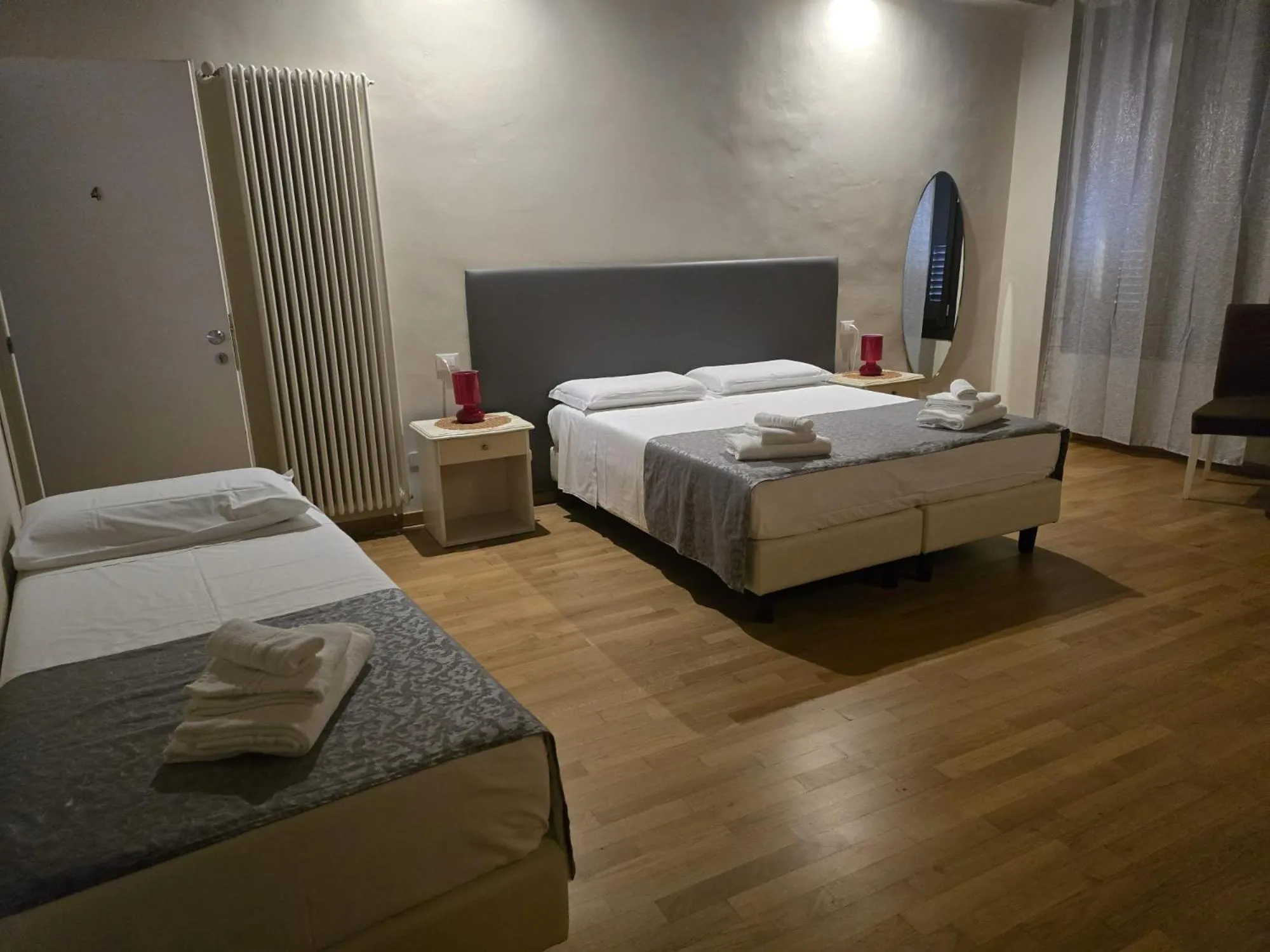 Photo of the whole room, Bed in Honey Rooms Ferrara