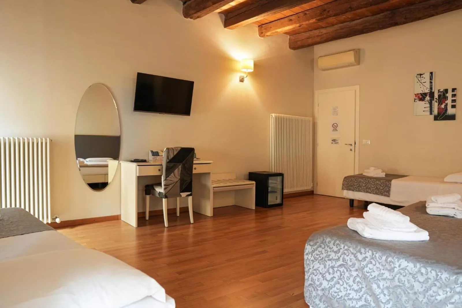 Bed in Honey Rooms Ferrara