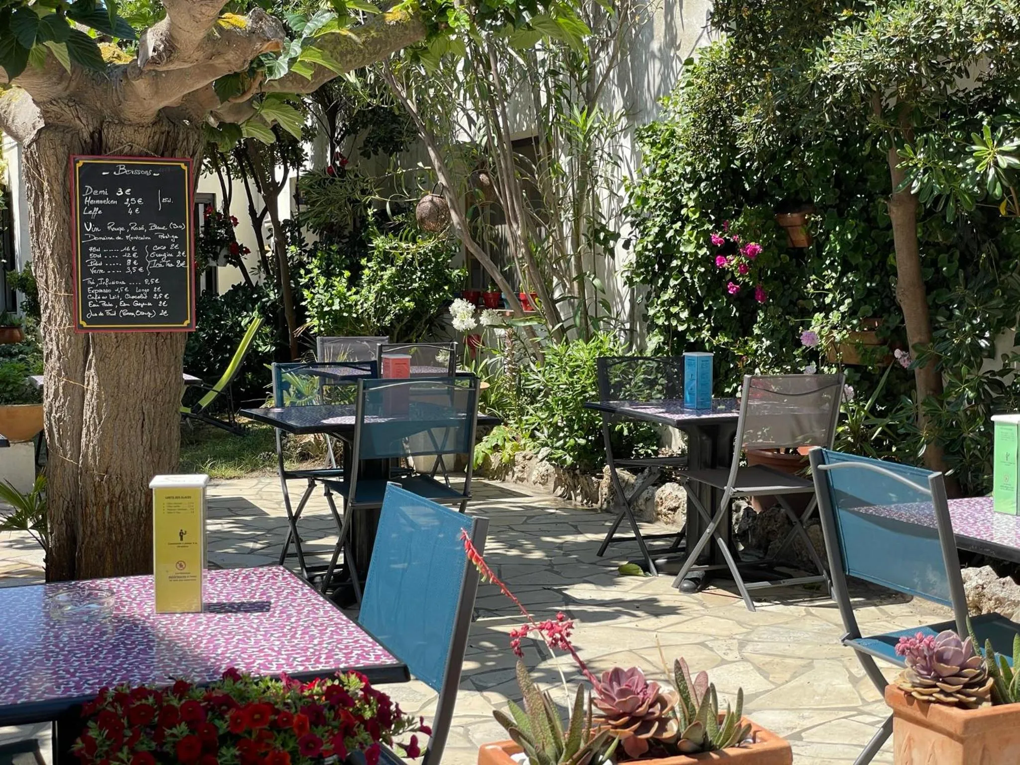 Patio in Hôtel Le Mirage