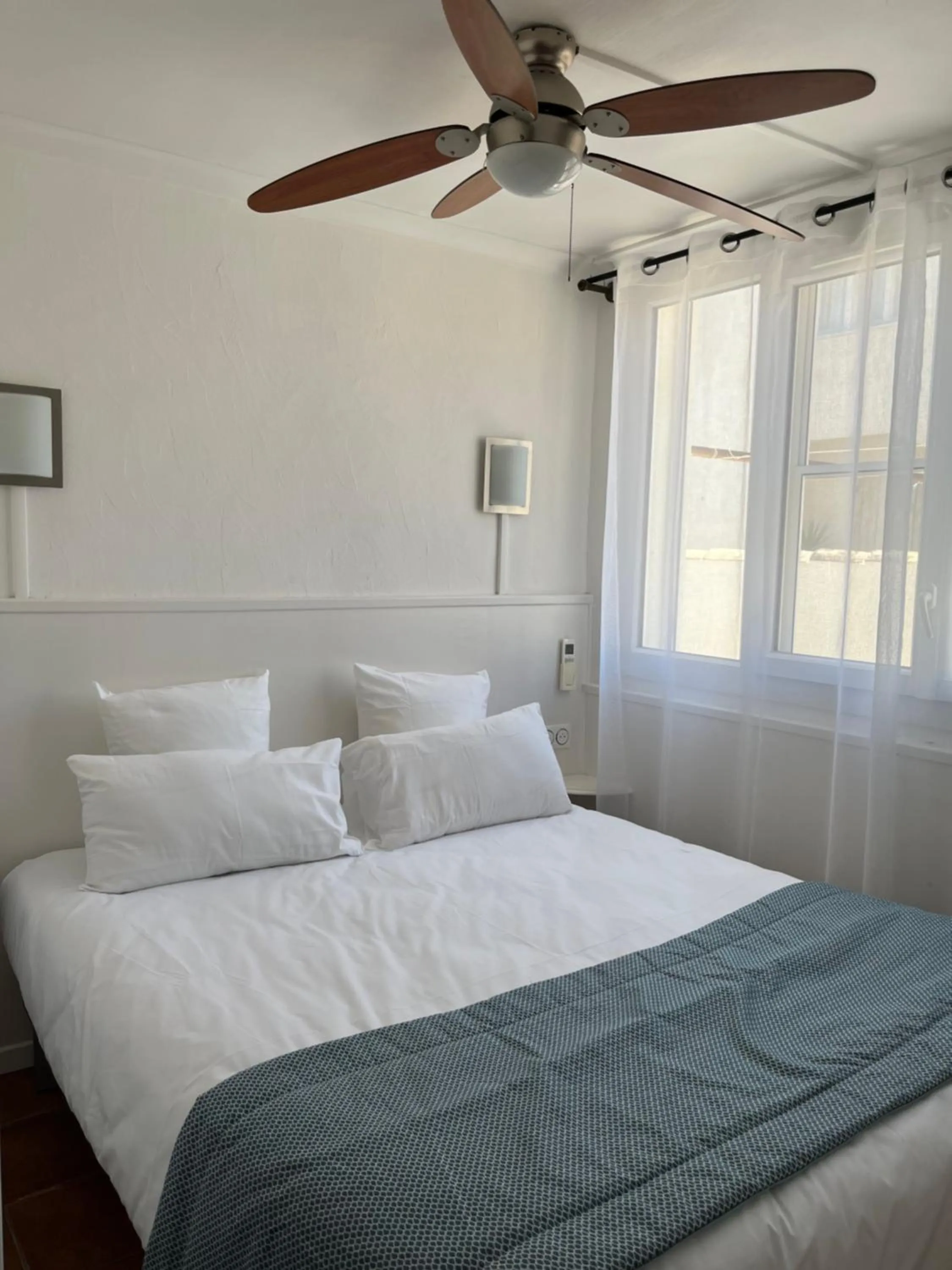 Bedroom, Bed in Hôtel Le Mirage