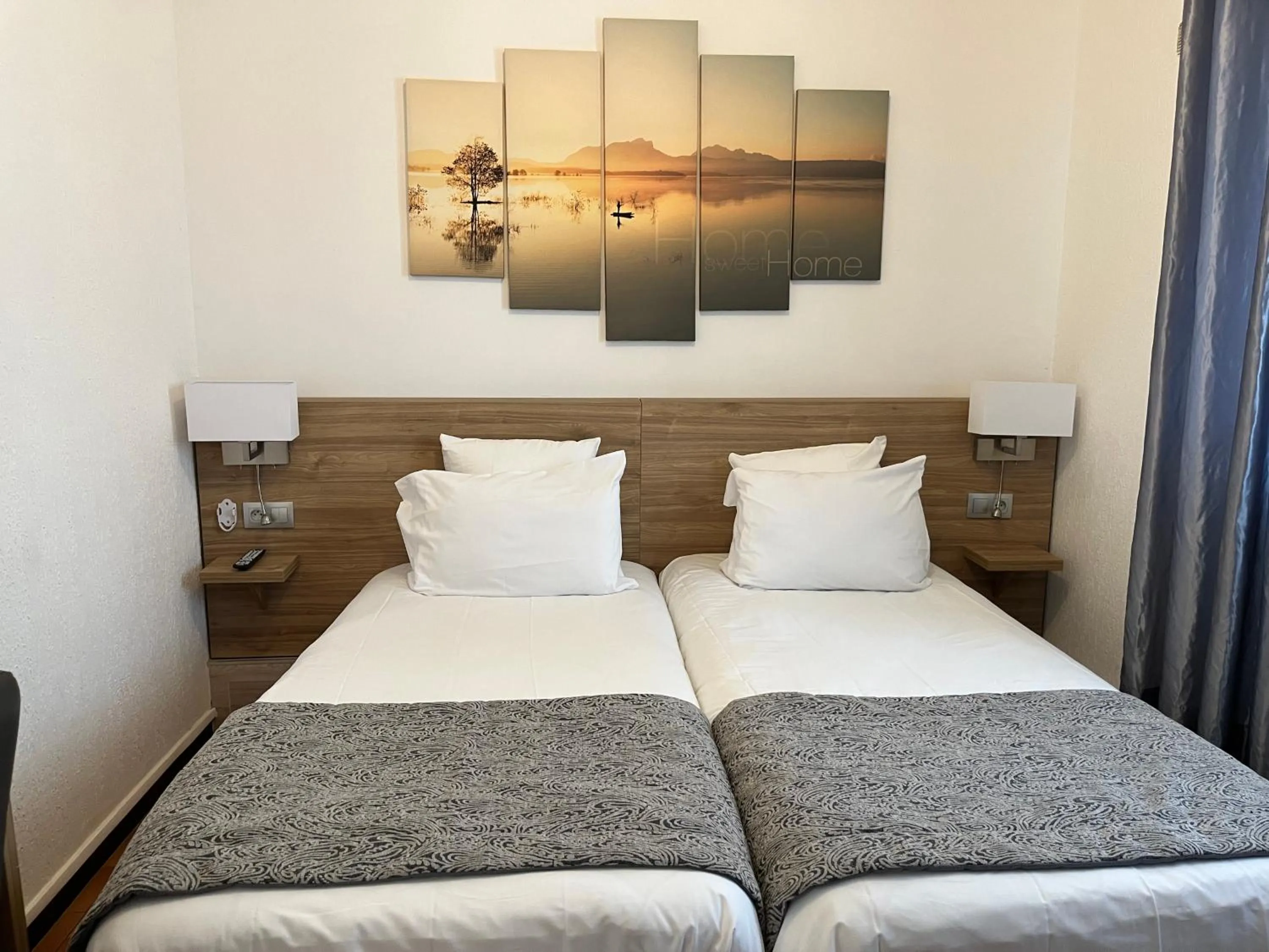 Bedroom, Bed in Hôtel Le Mirage