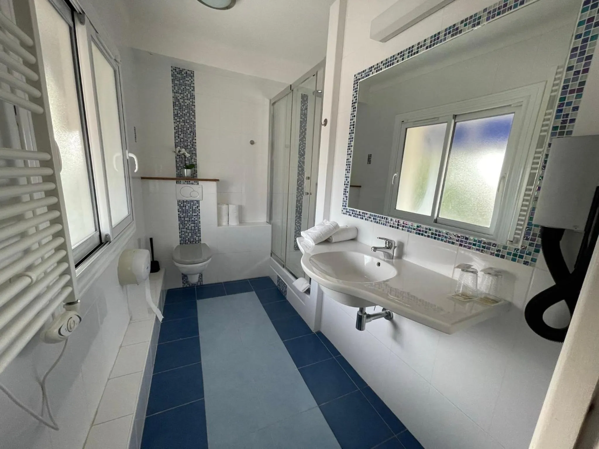 Bathroom, Bed in Hôtel Le Mirage