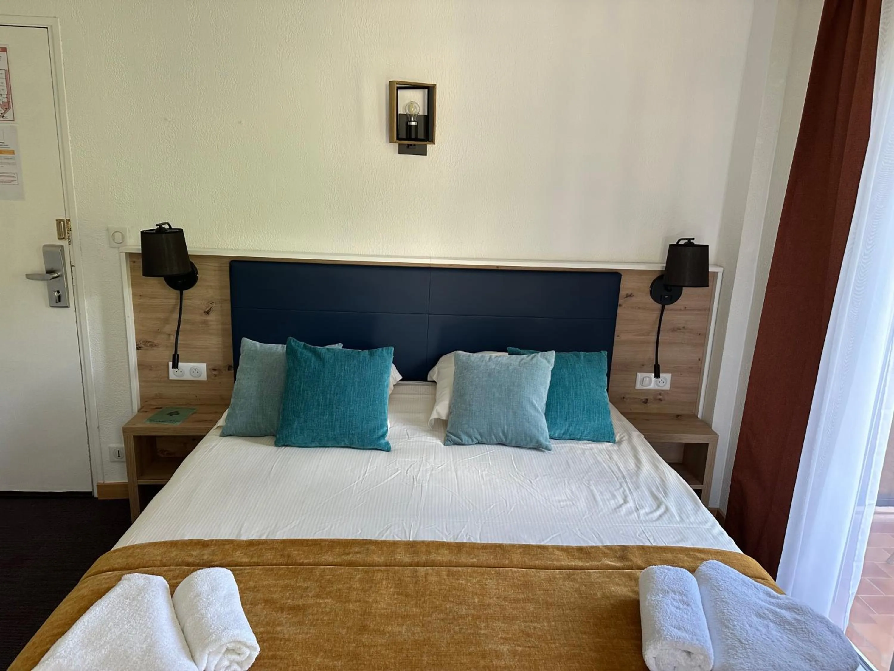 Bed in Hôtel Le Blainon