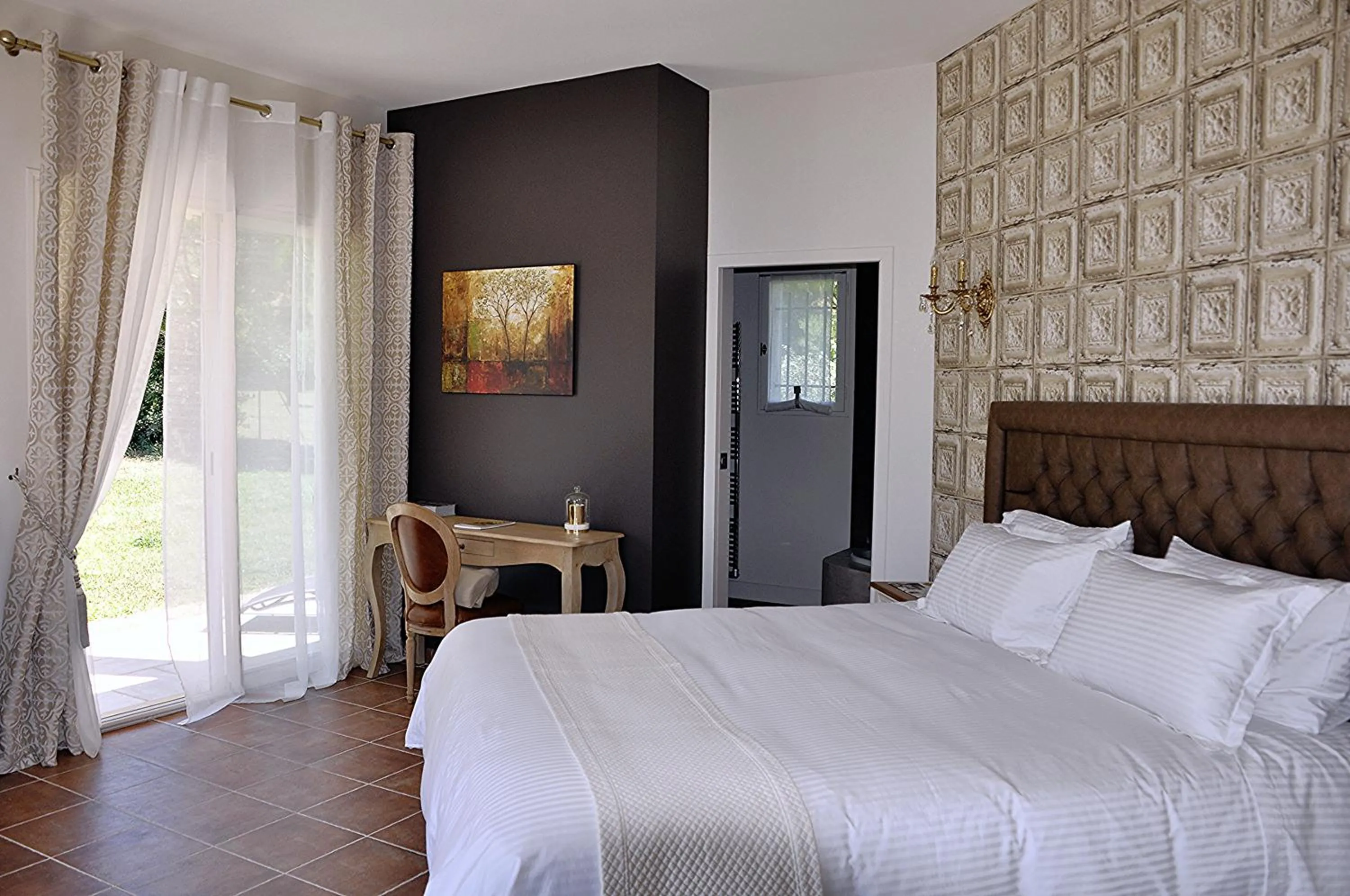Photo of the whole room, Bed in Le Jardin des Amandiers