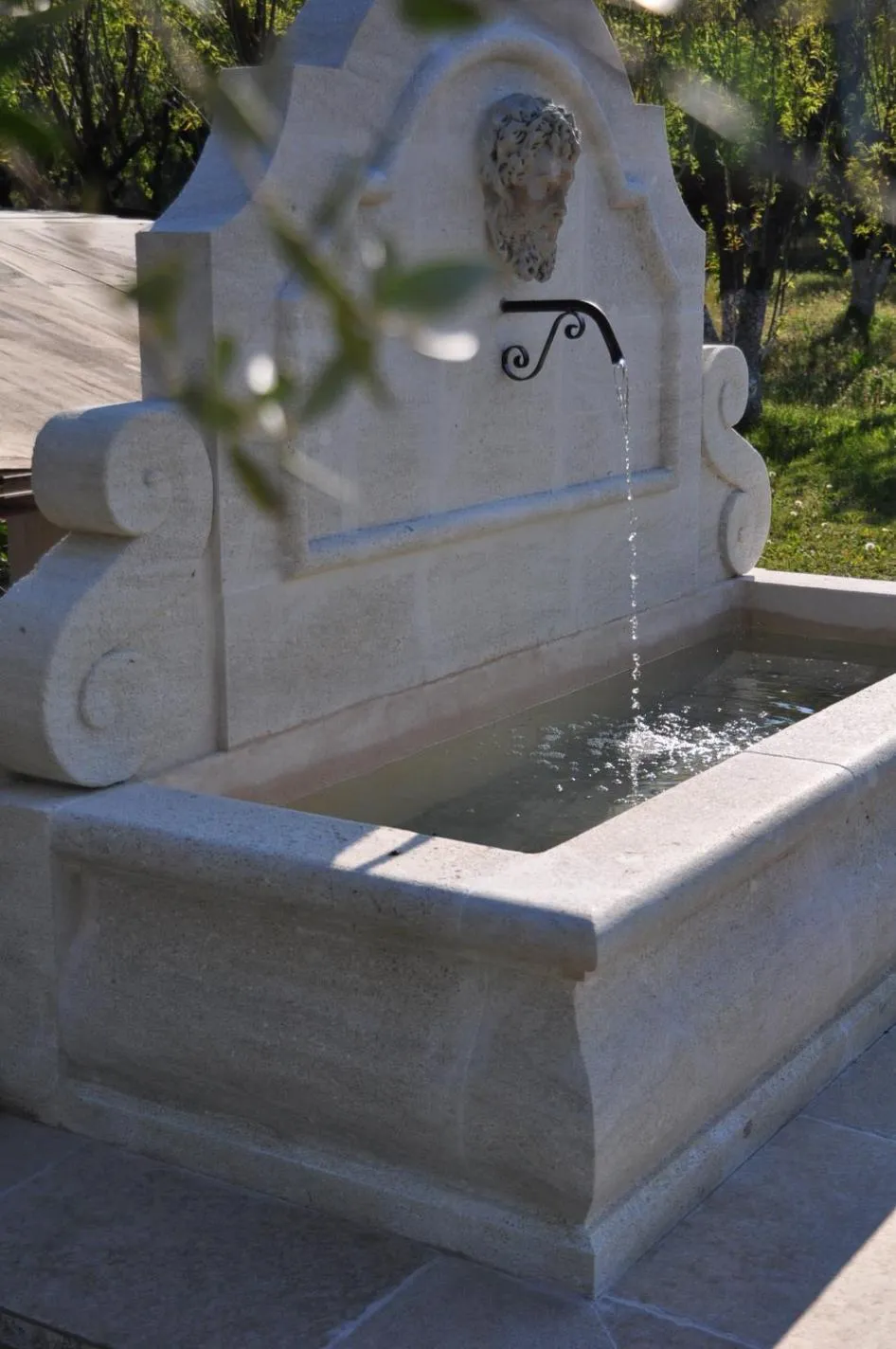 Garden view in Le Jardin des Amandiers