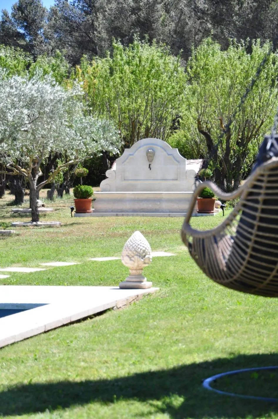Garden view in Le Jardin des Amandiers