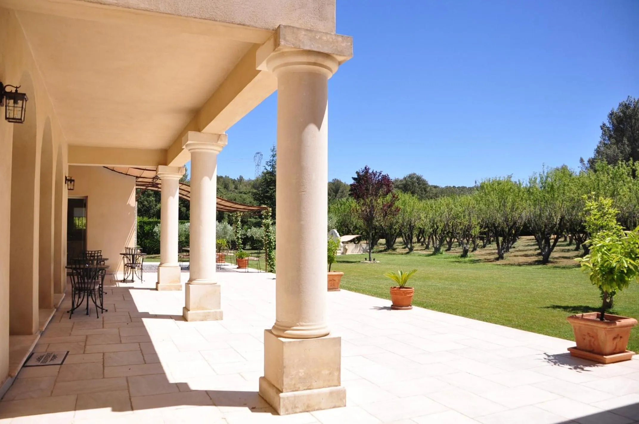 Patio in Le Jardin des Amandiers