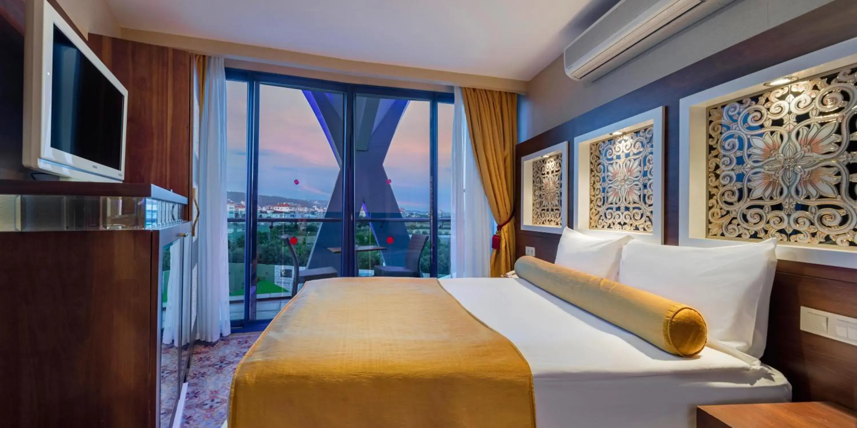 Photo of the whole room, Bed in Granada Luxury Okurcalar
