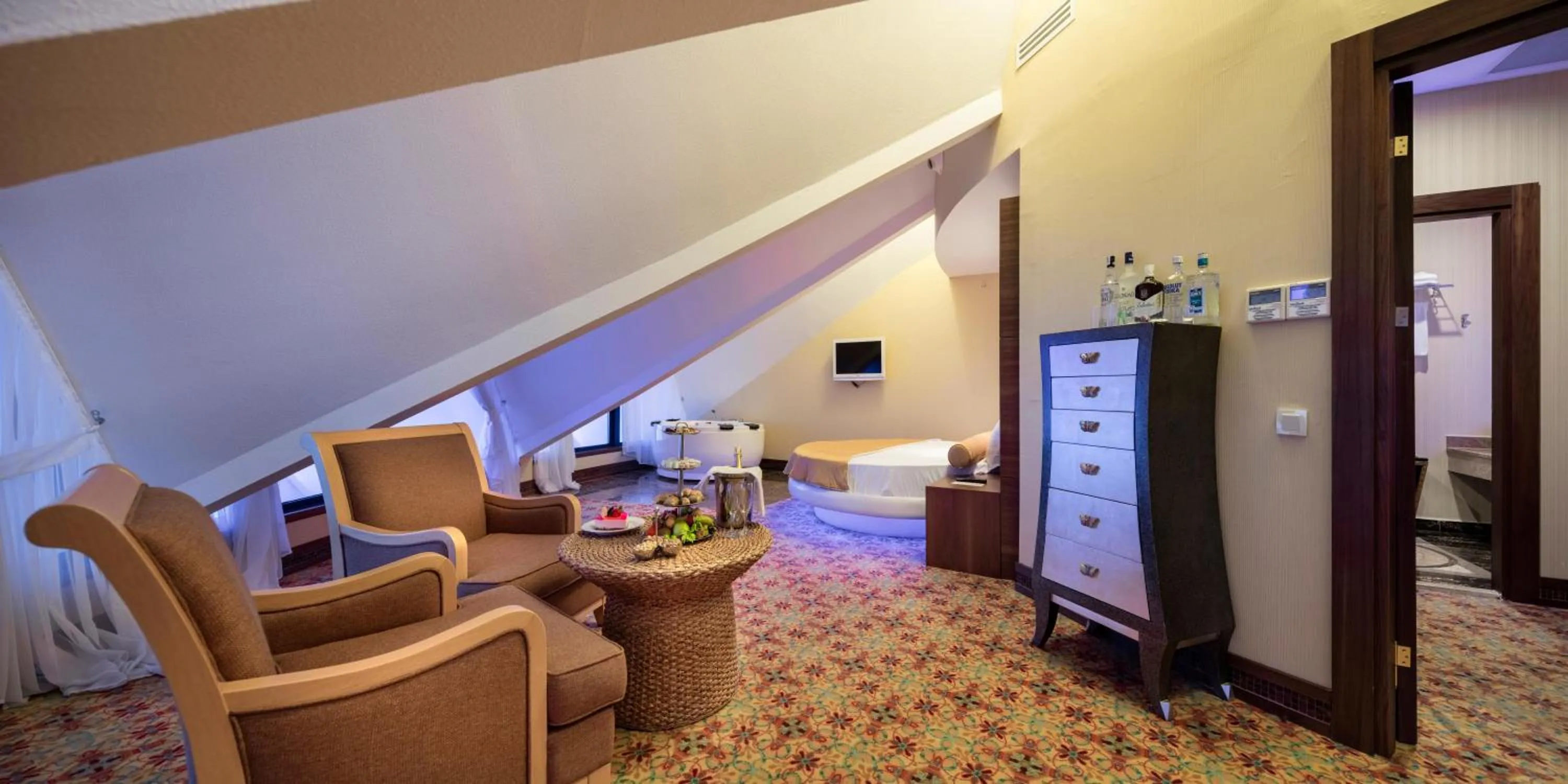 Photo of the whole room, Bed in Granada Luxury Okurcalar