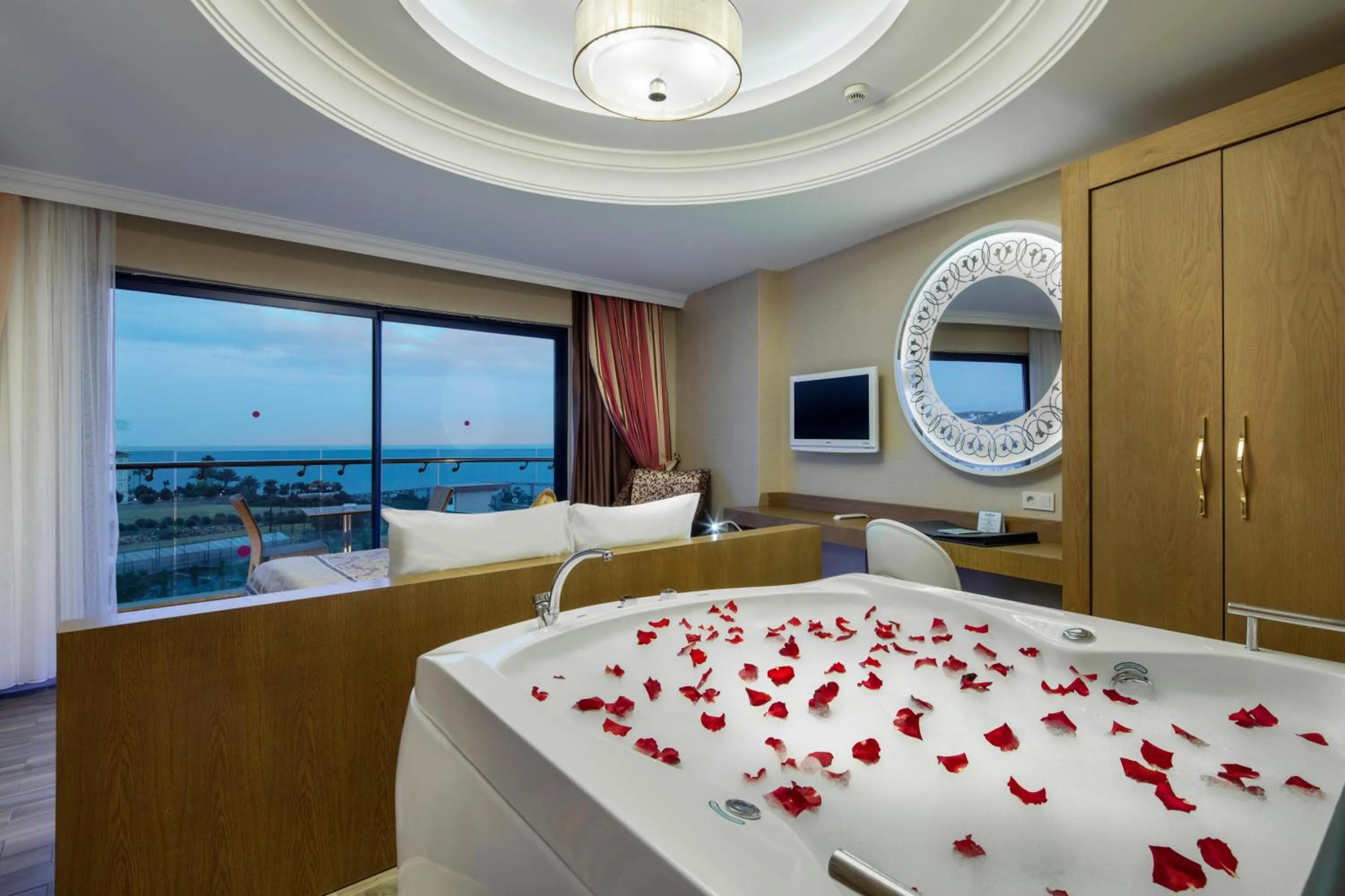 Photo of the whole room, Bed in Granada Luxury Okurcalar