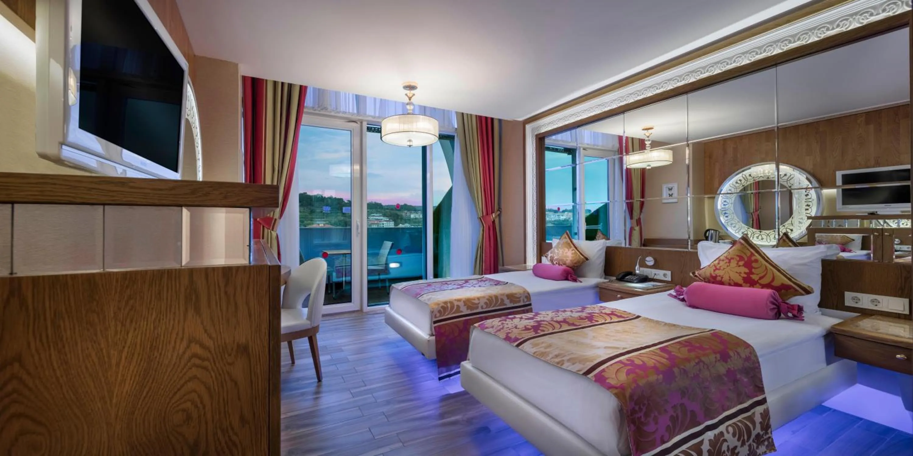 Photo of the whole room, Bed in Granada Luxury Okurcalar