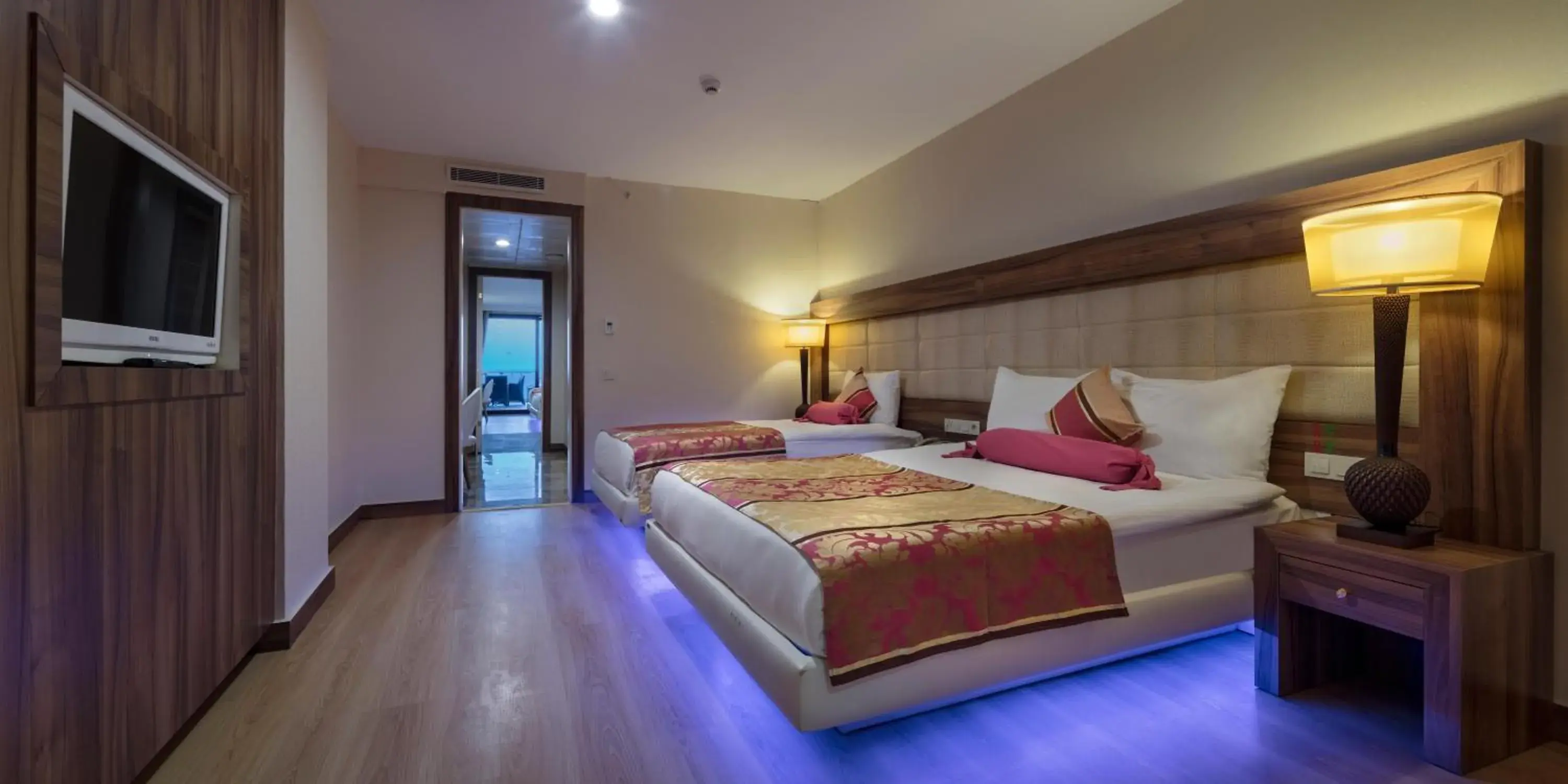 Photo of the whole room, Bed in Granada Luxury Okurcalar