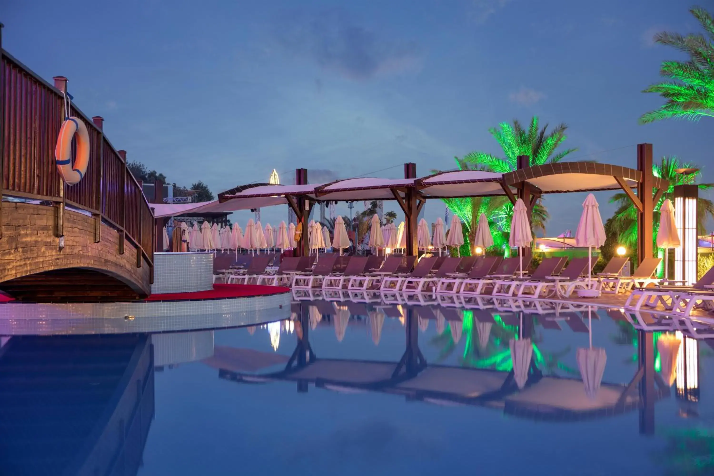 Swimming Pool in Granada Luxury Okurcalar
