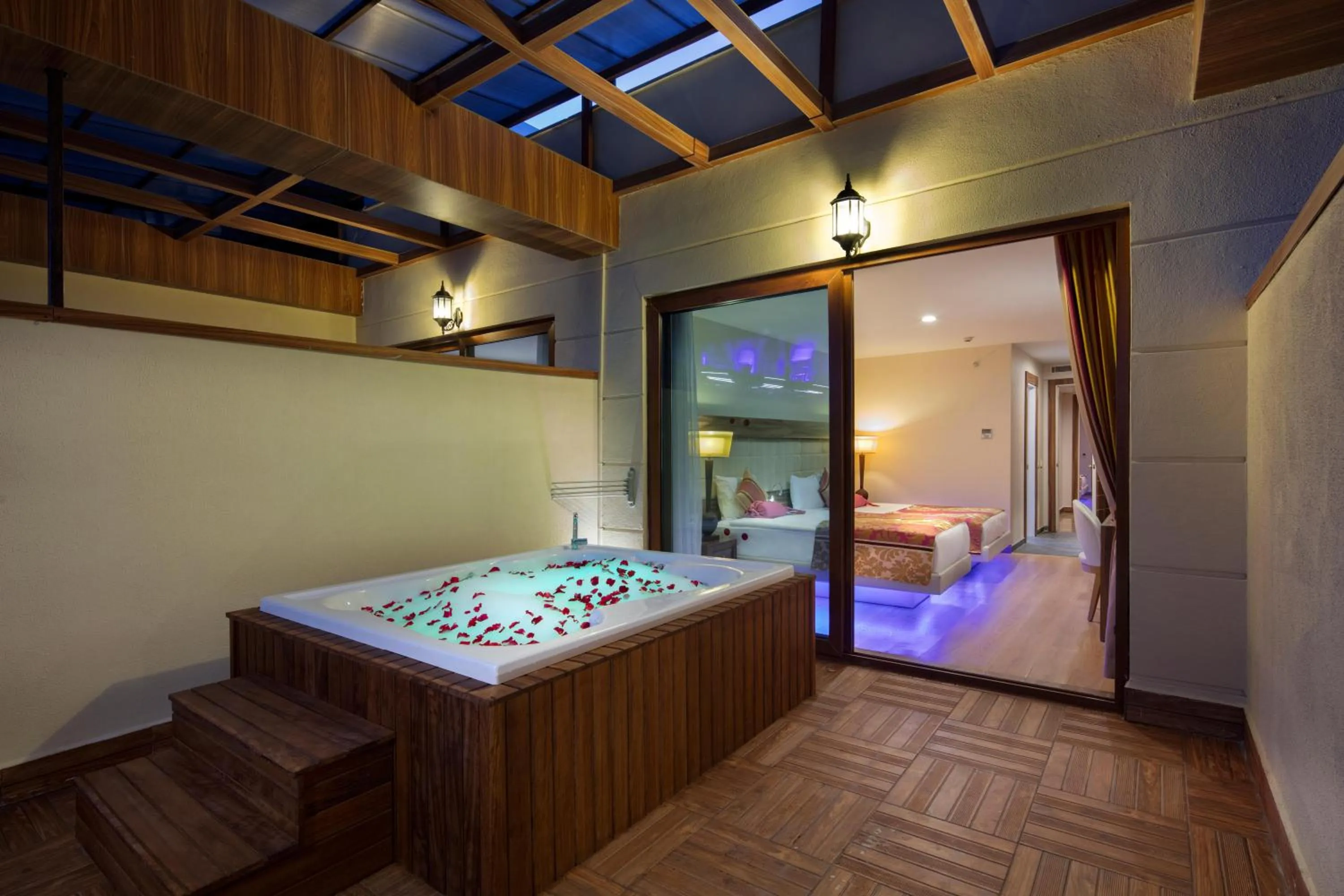 Photo of the whole room, Bed in Granada Luxury Okurcalar