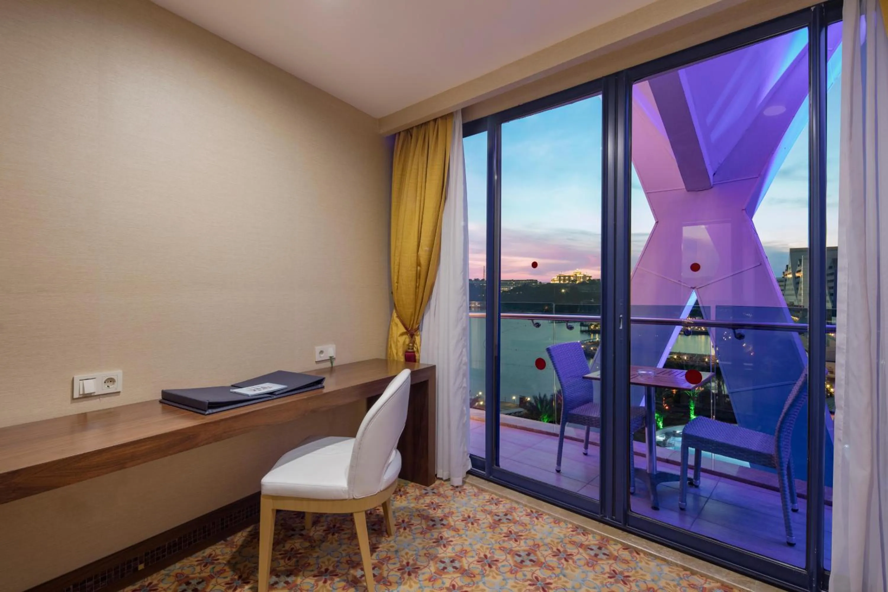 Photo of the whole room in Granada Luxury Okurcalar