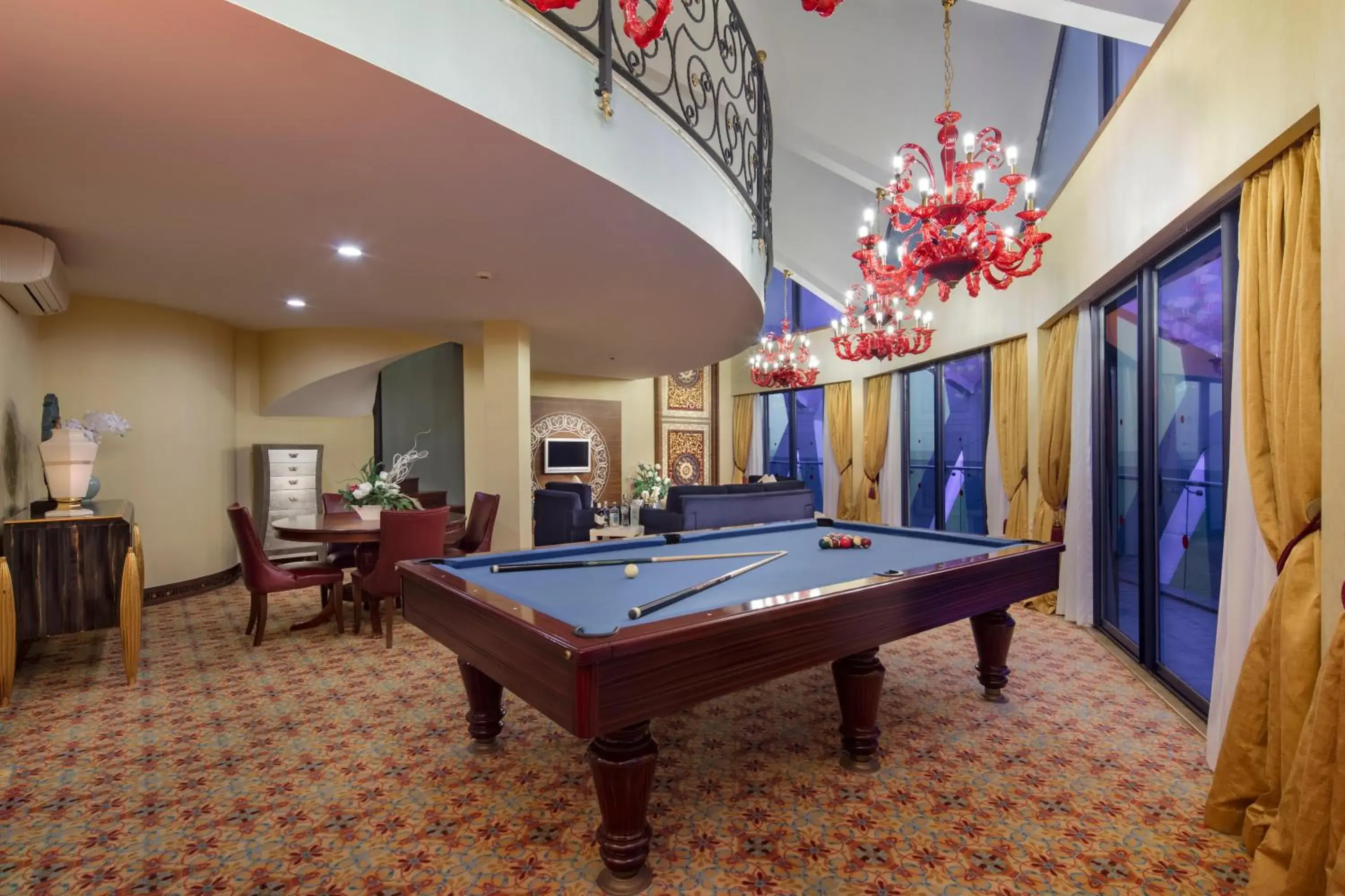 Photo of the whole room, Billiards in Granada Luxury Okurcalar
