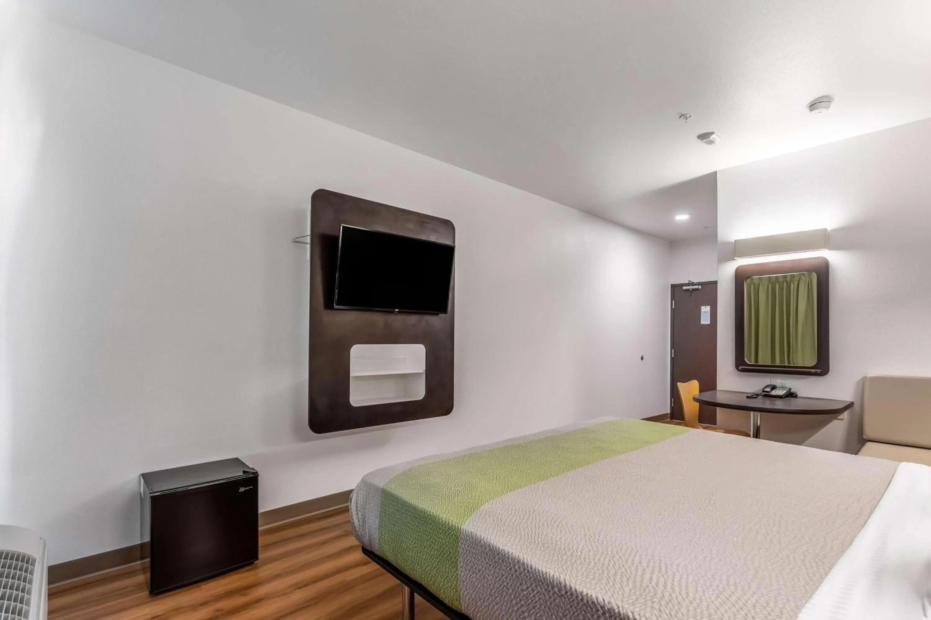 TV and multimedia, Bed in Motel 6-Las Vegas, NV - Motor Speedway