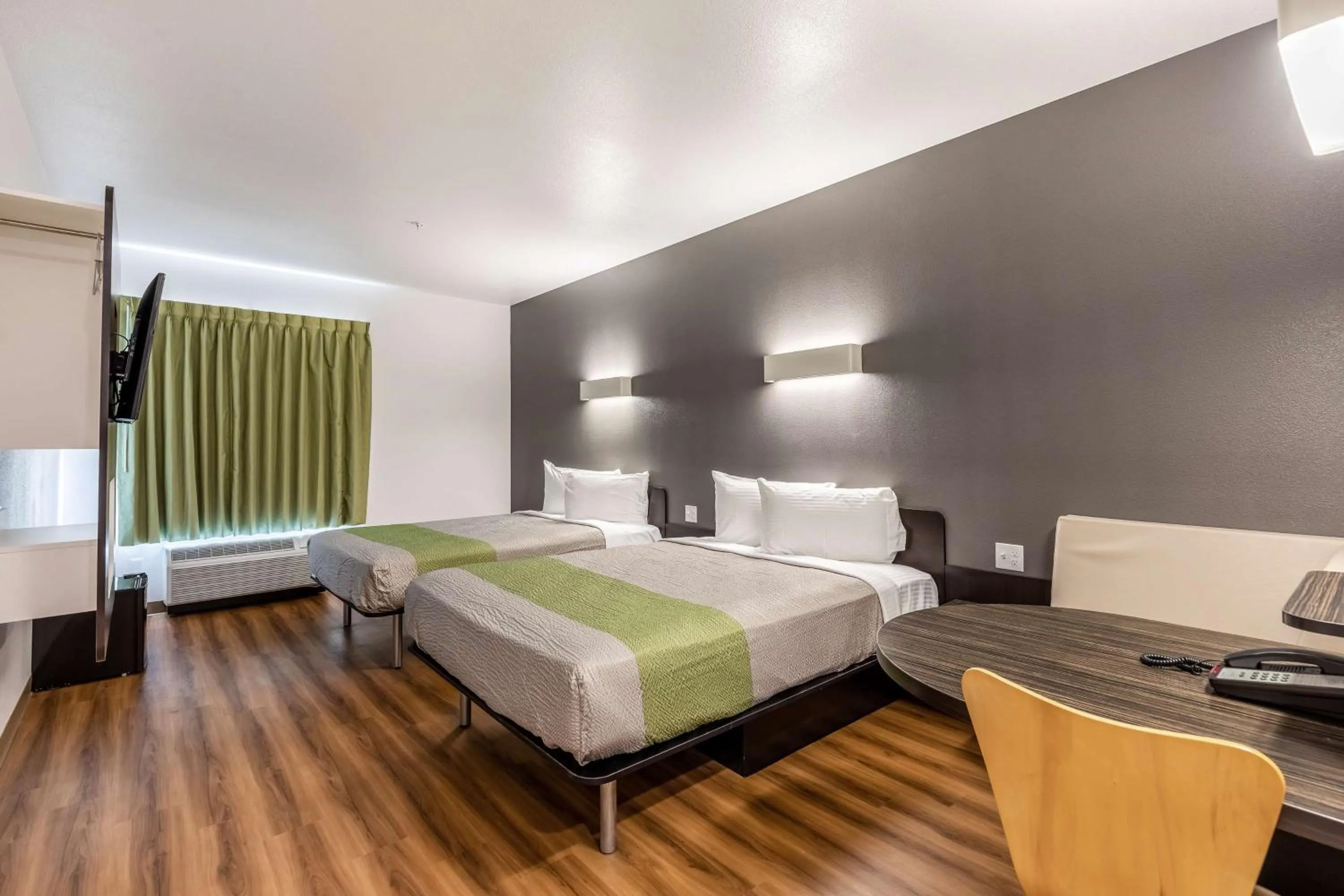 TV and multimedia, Bed in Motel 6-Las Vegas, NV - Motor Speedway