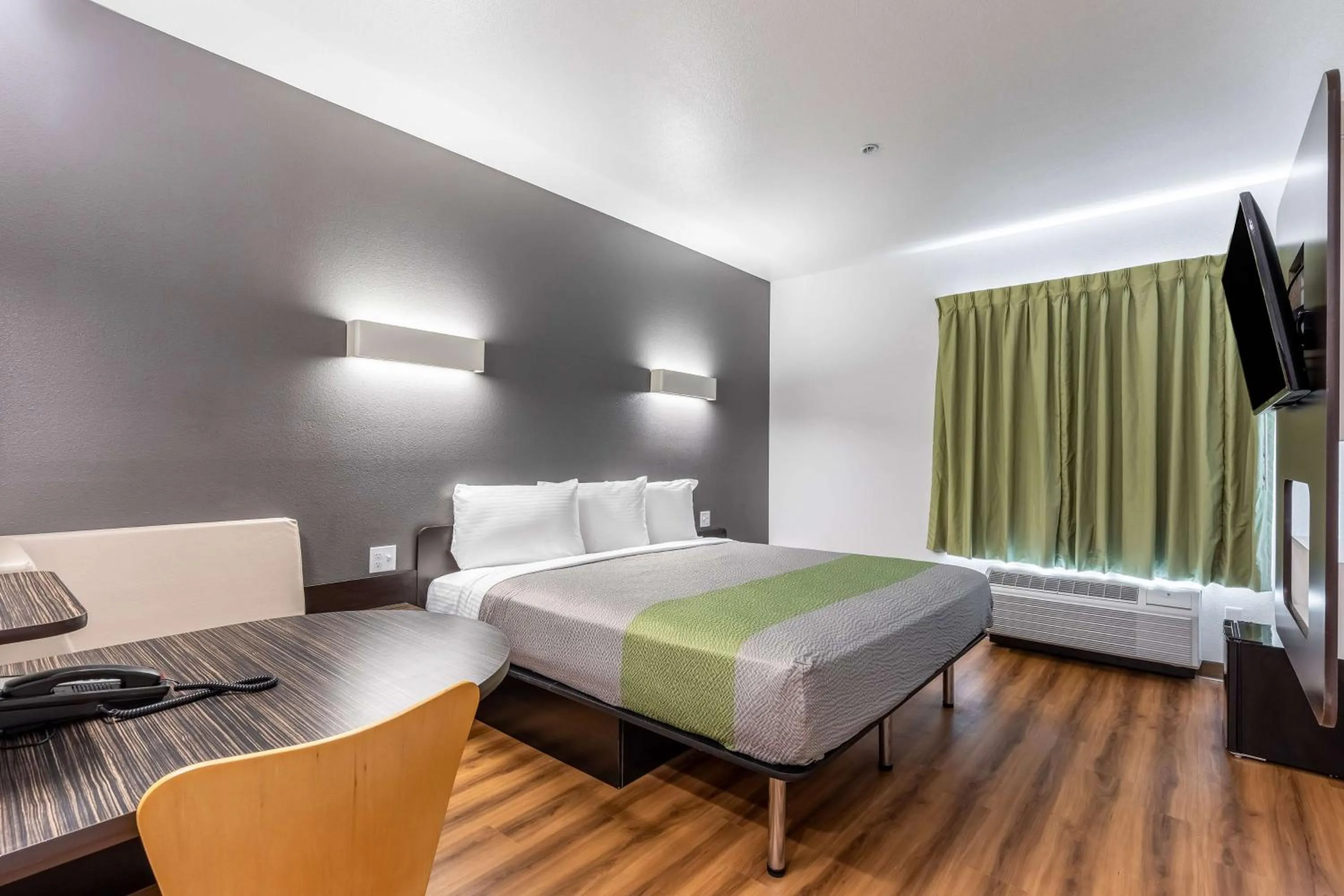 TV and multimedia, Bed in Motel 6-Las Vegas, NV - Motor Speedway