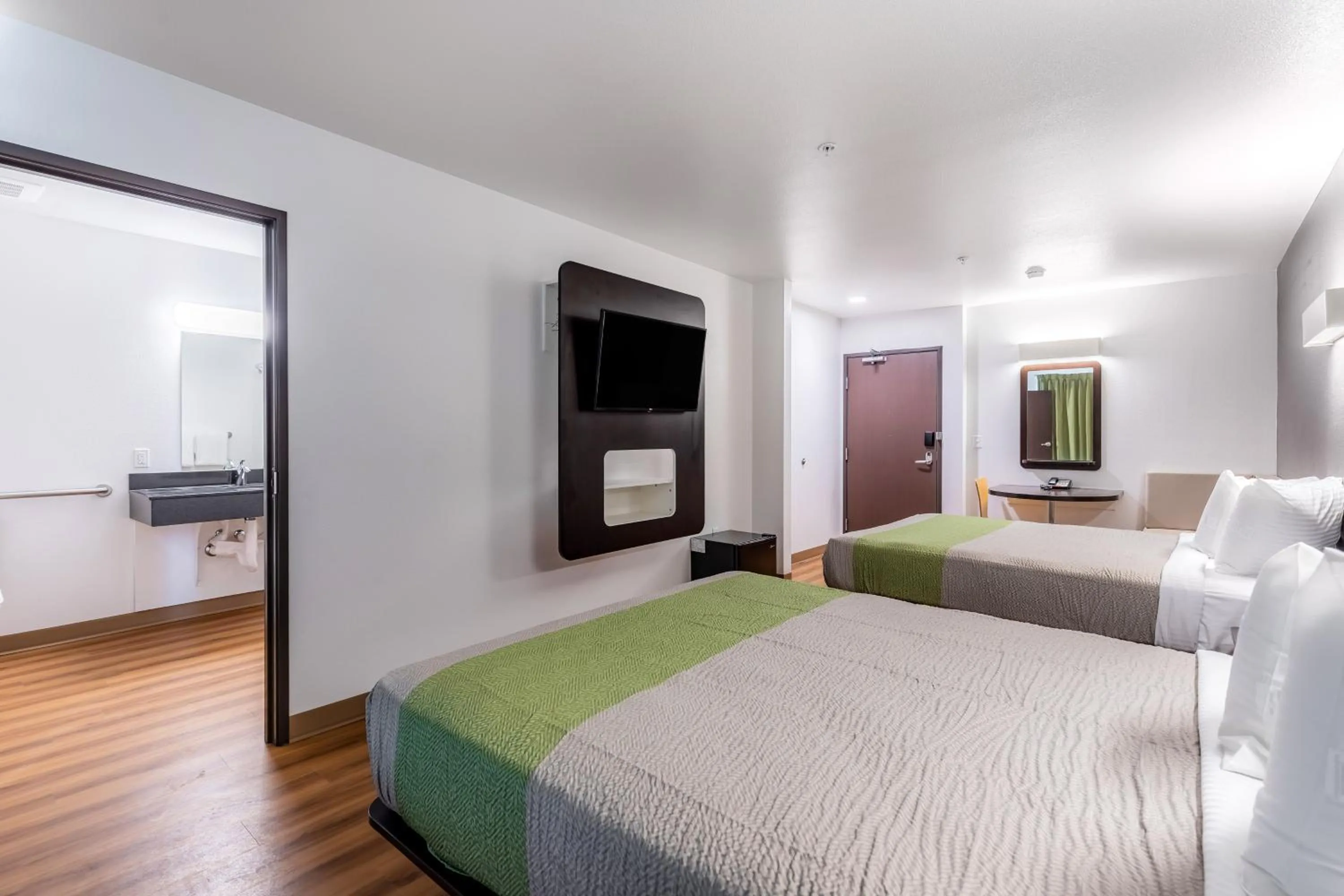 Bedroom, Bed in Motel 6-Las Vegas, NV - Motor Speedway