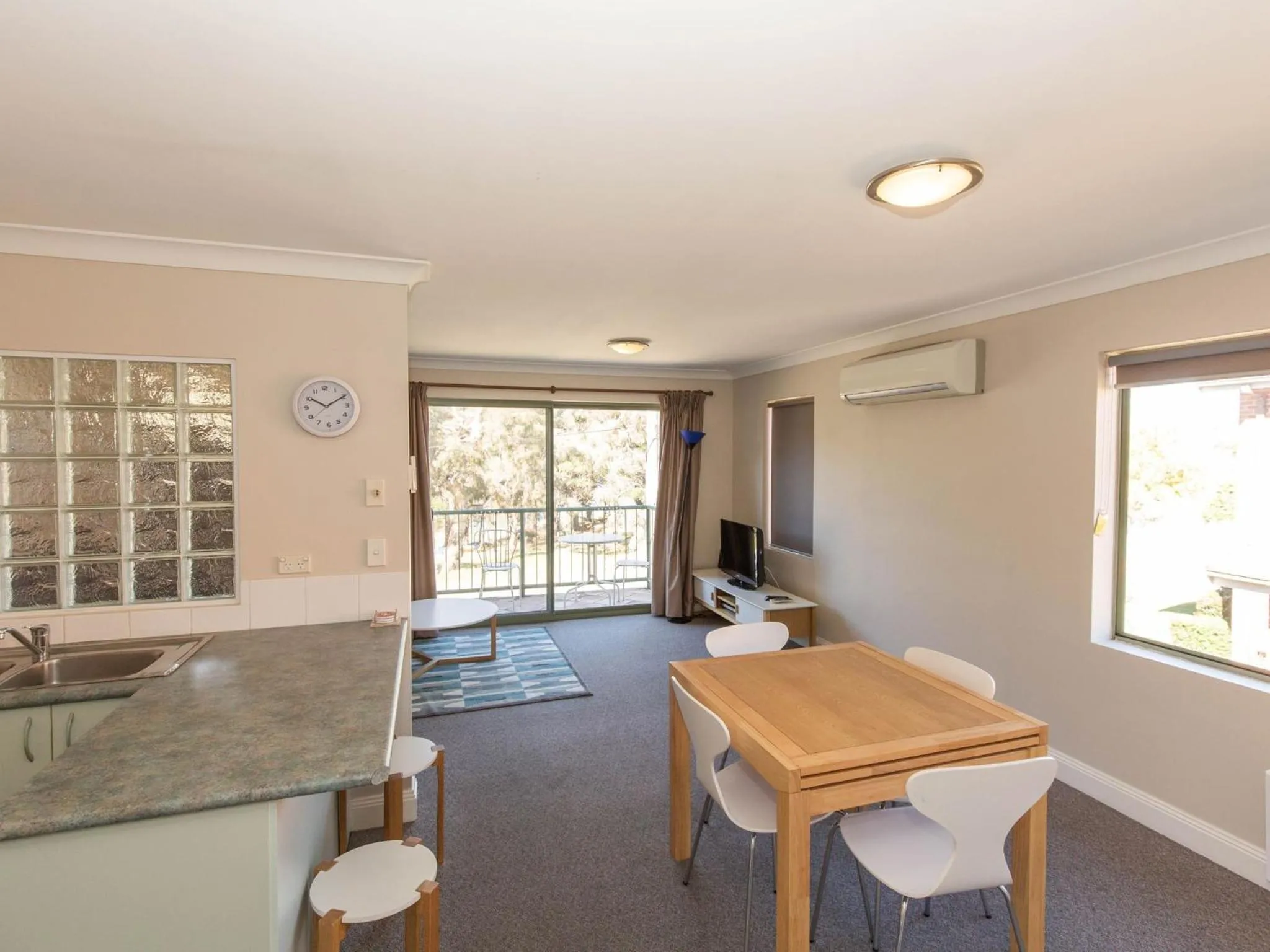 Cobb and Co 3 39 Cobbon Cres