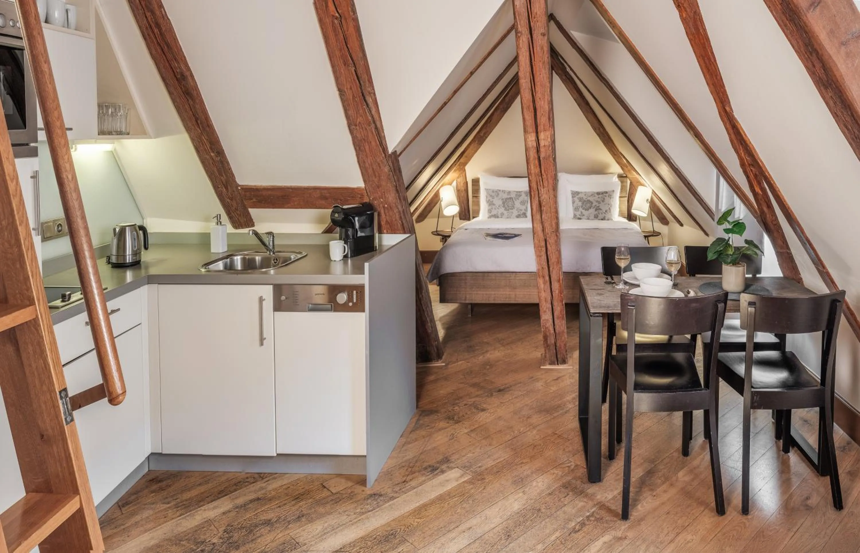 Kitchen or kitchenette in 3 Epoques Apartments by Adrez