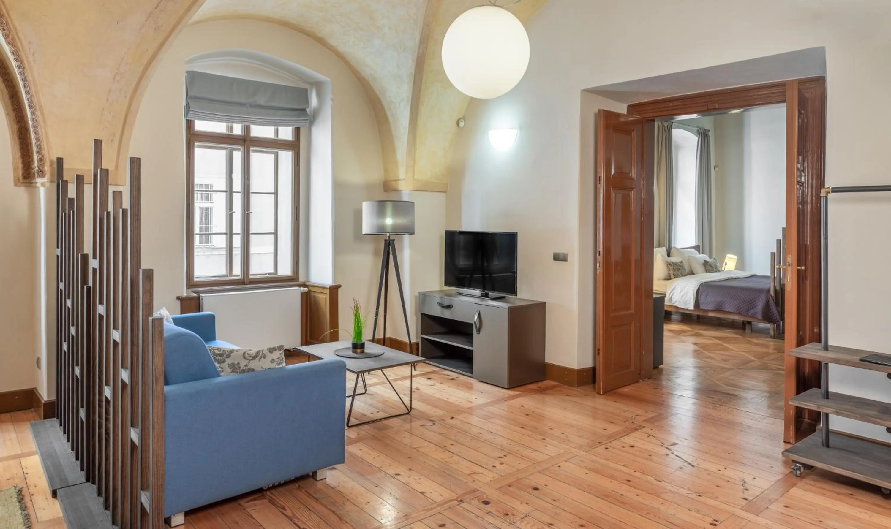 TV and multimedia, Bed in 3 Epoques Apartments by Adrez