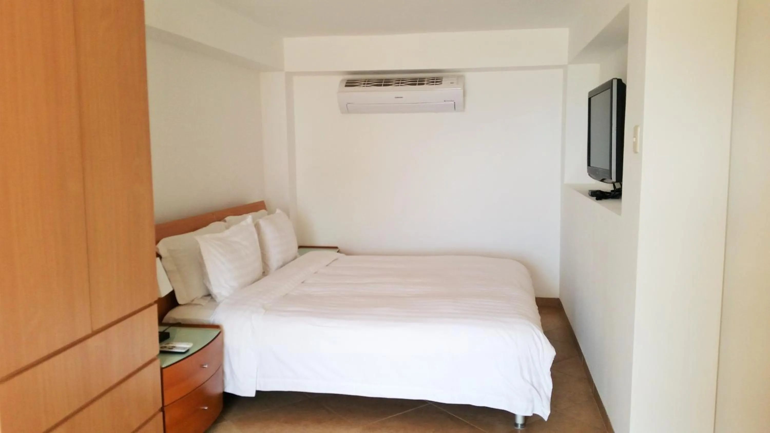 TV and multimedia, Bed in Howard Johnson by Wyndham Montañita