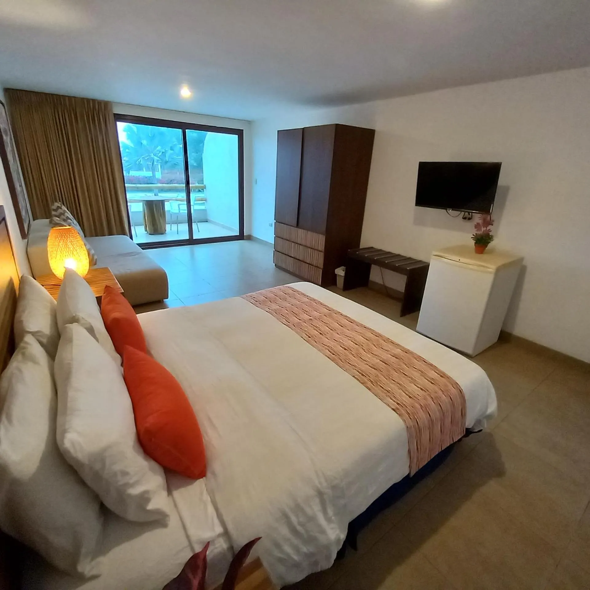 Photo of the whole room, Bed in Howard Johnson by Wyndham Montañita