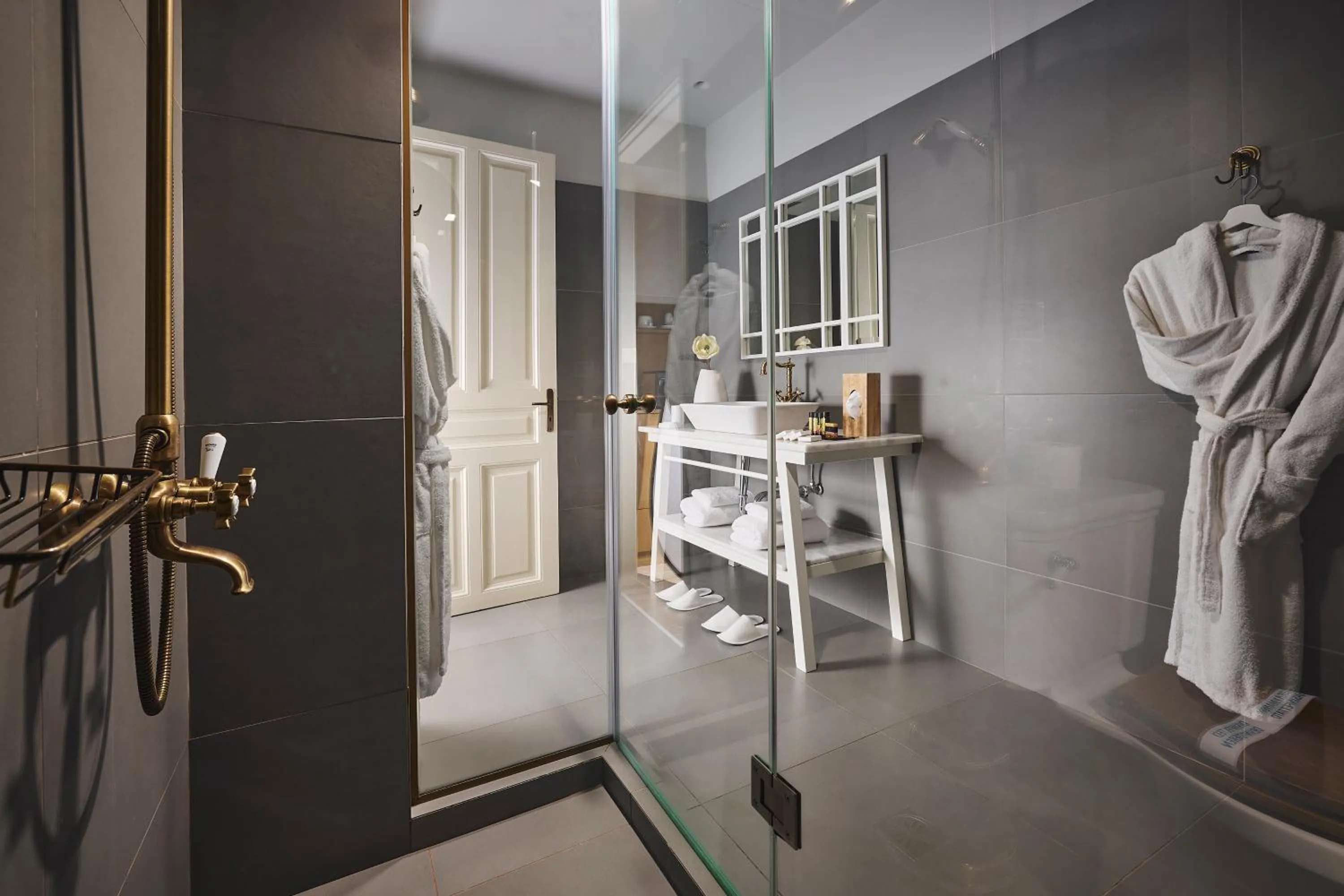 Shower in Bohemian Suites Athens