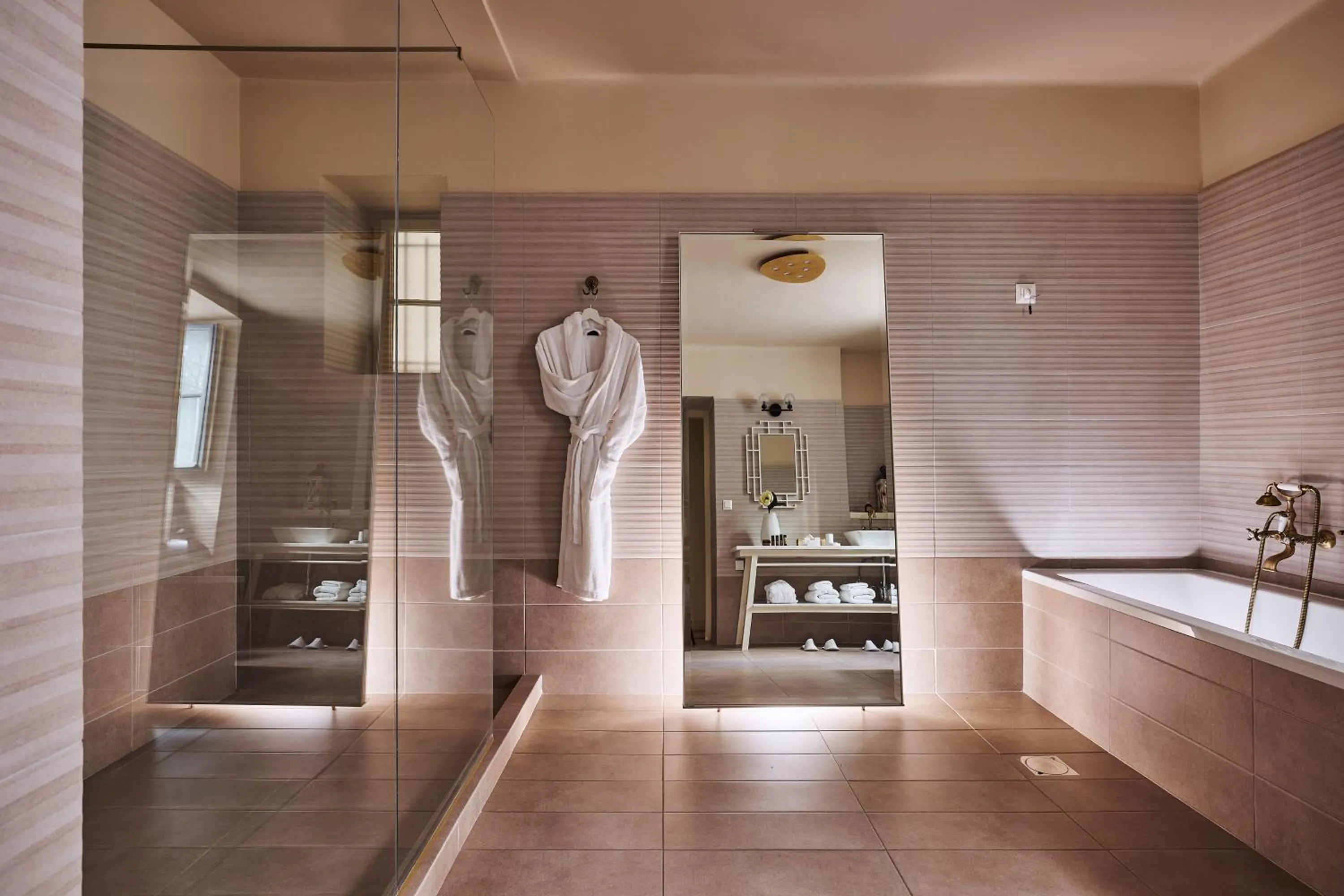 Shower in Bohemian Suites Athens