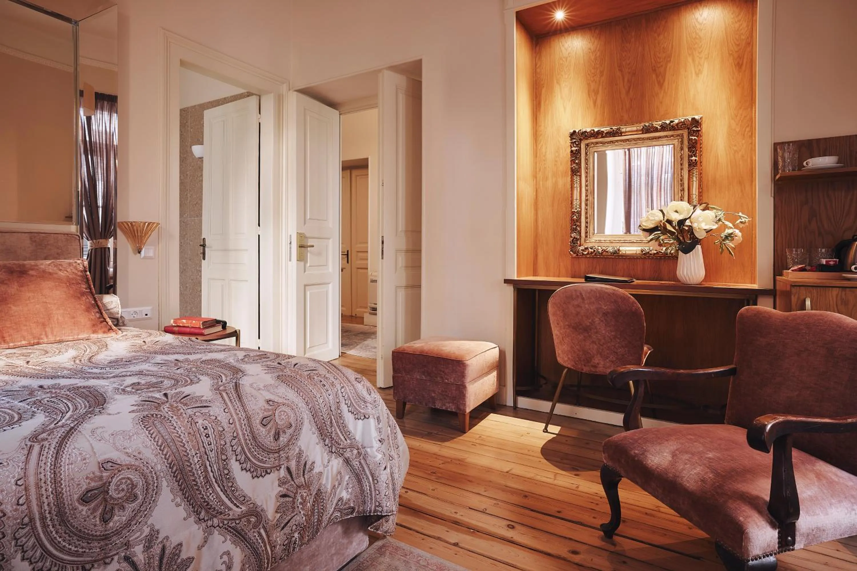 Coffee/tea facilities, Bed in Bohemian Suites Athens