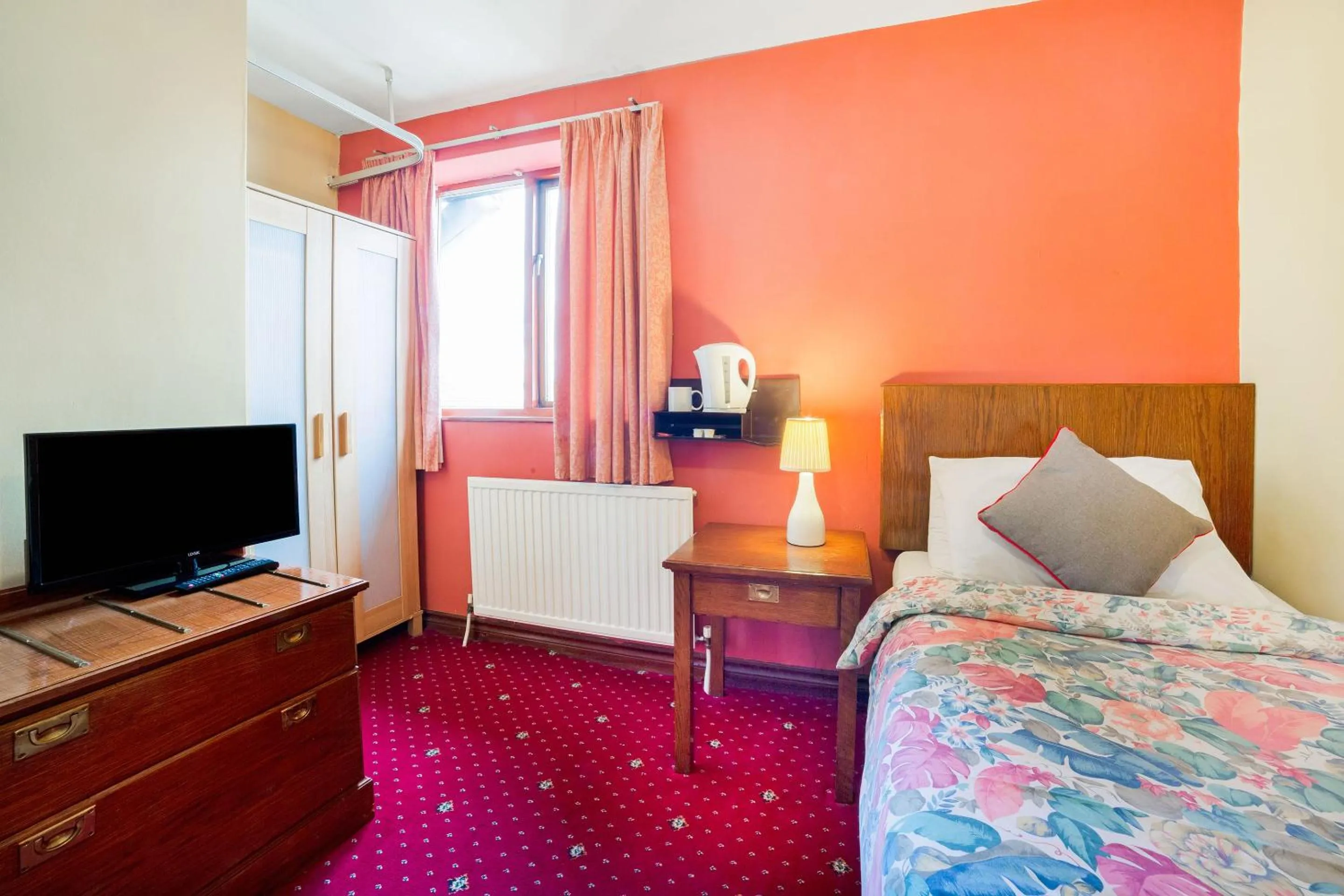 Bedroom, Bed in OYO The Royal Hotel