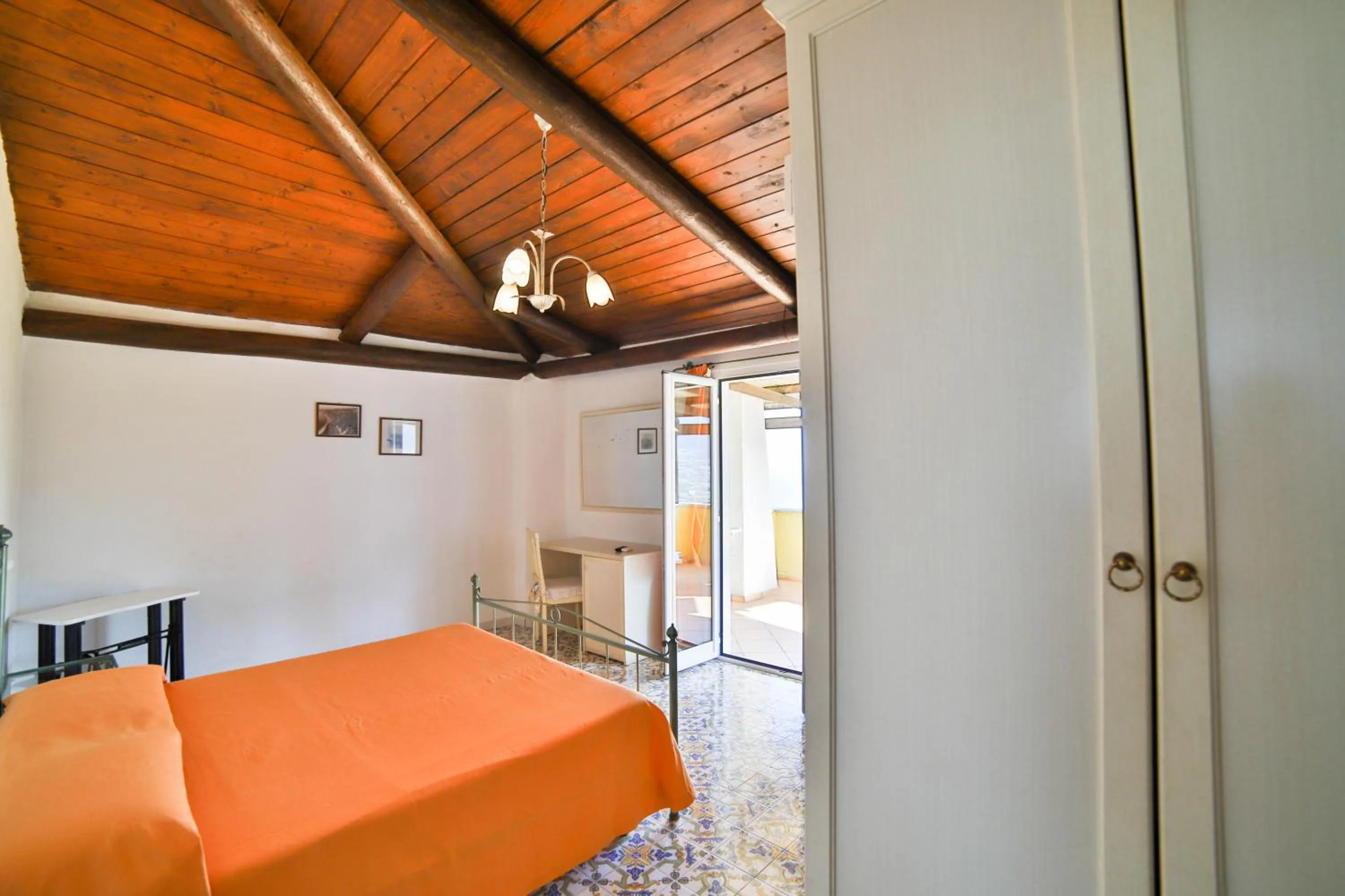 Photo of the whole room, Bed in Sweetposeidon