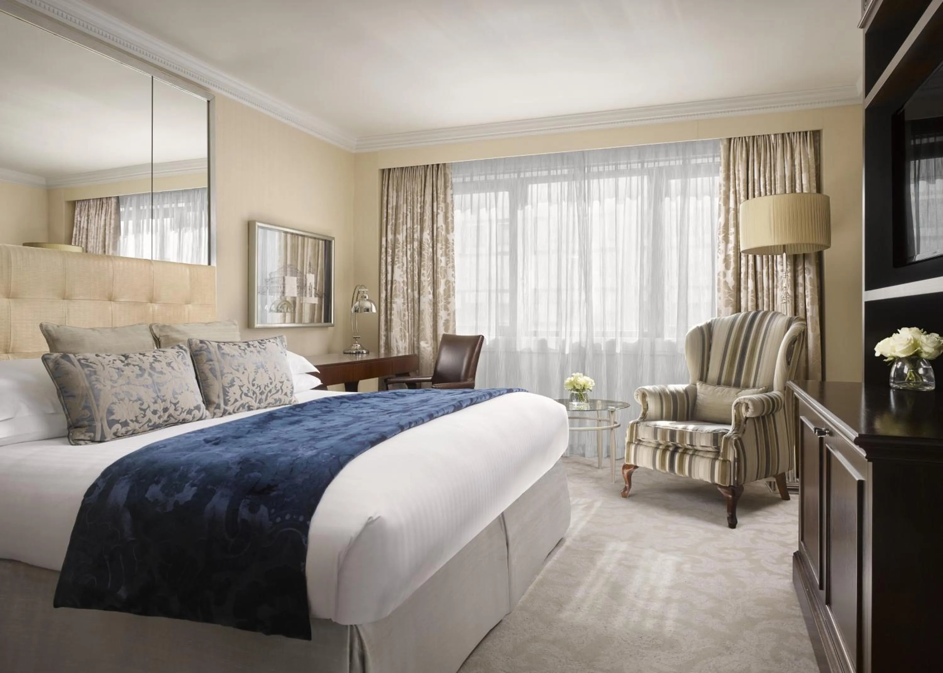 Photo of the whole room, Bed in InterContinental London Park Lane by IHG