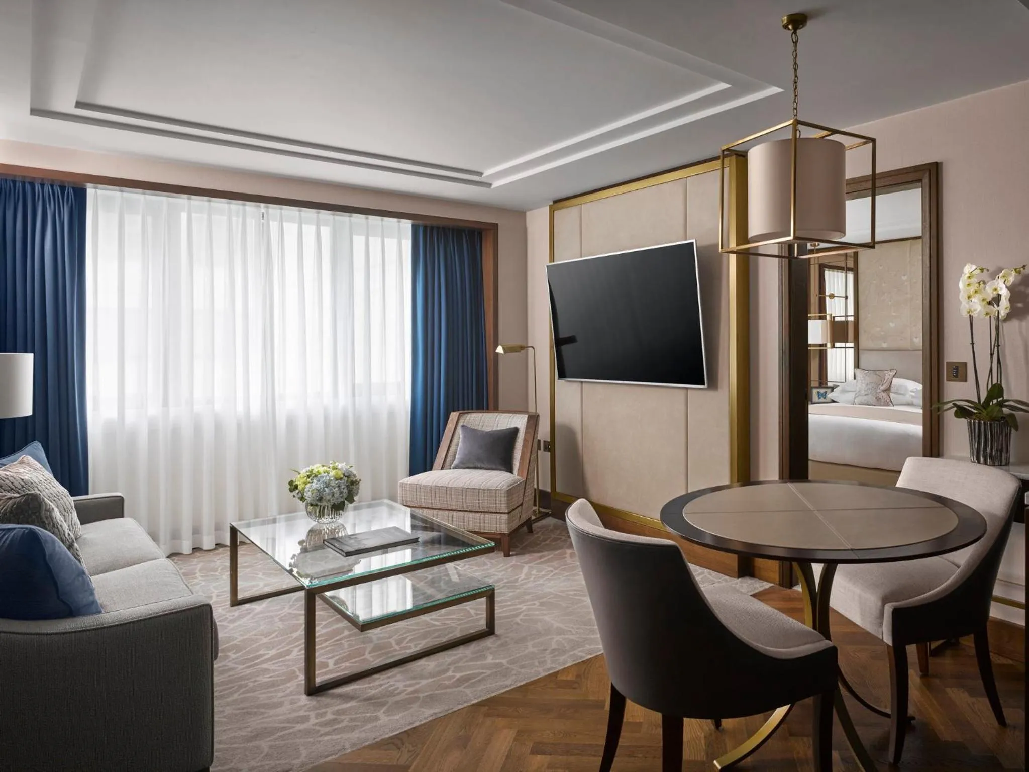 Photo of the whole room in InterContinental London Park Lane by IHG