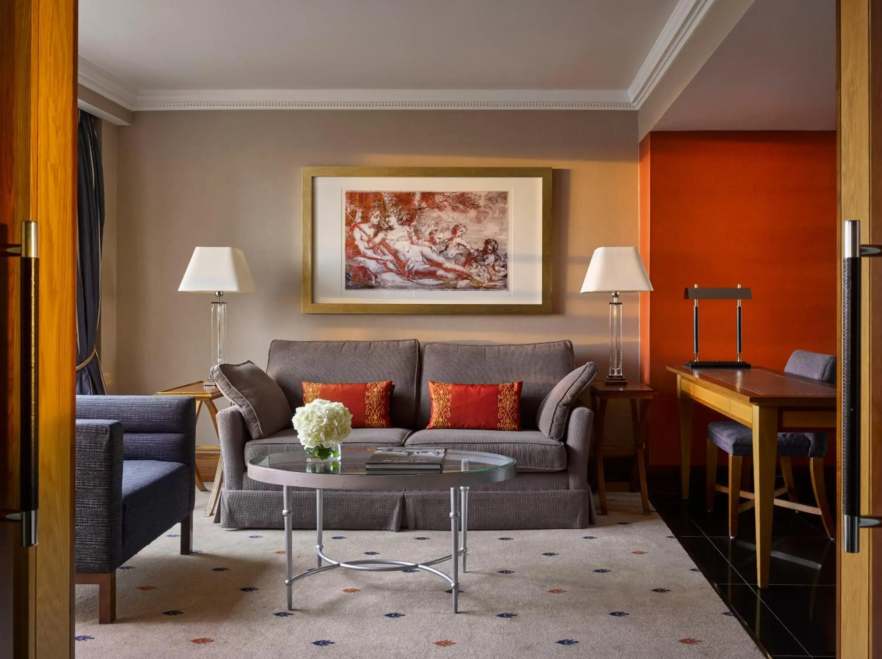Living room in InterContinental London Park Lane by IHG Living room in InterContinental London Park Lane by IHG