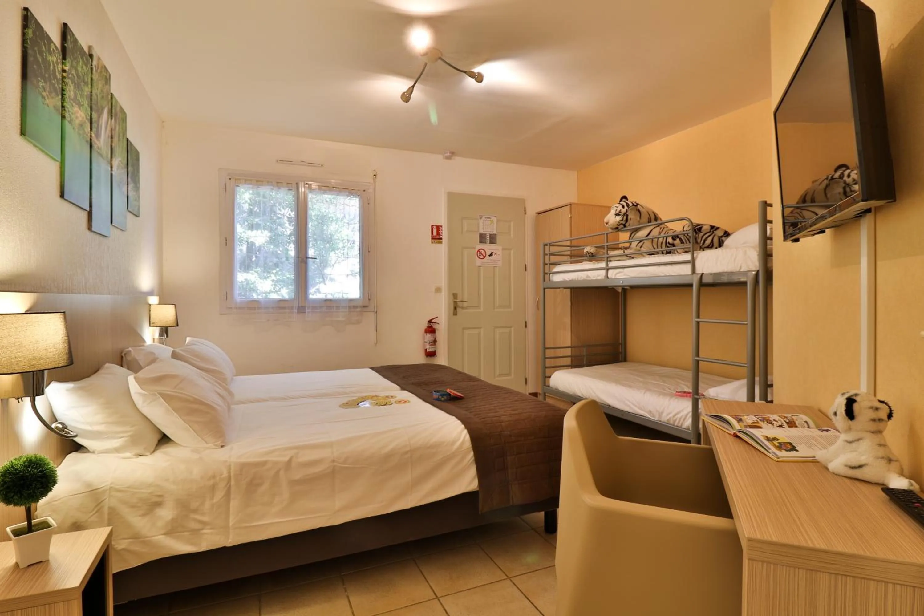 Photo of the whole room, Bed in Les Arbousiers Village Hôtel Provençal