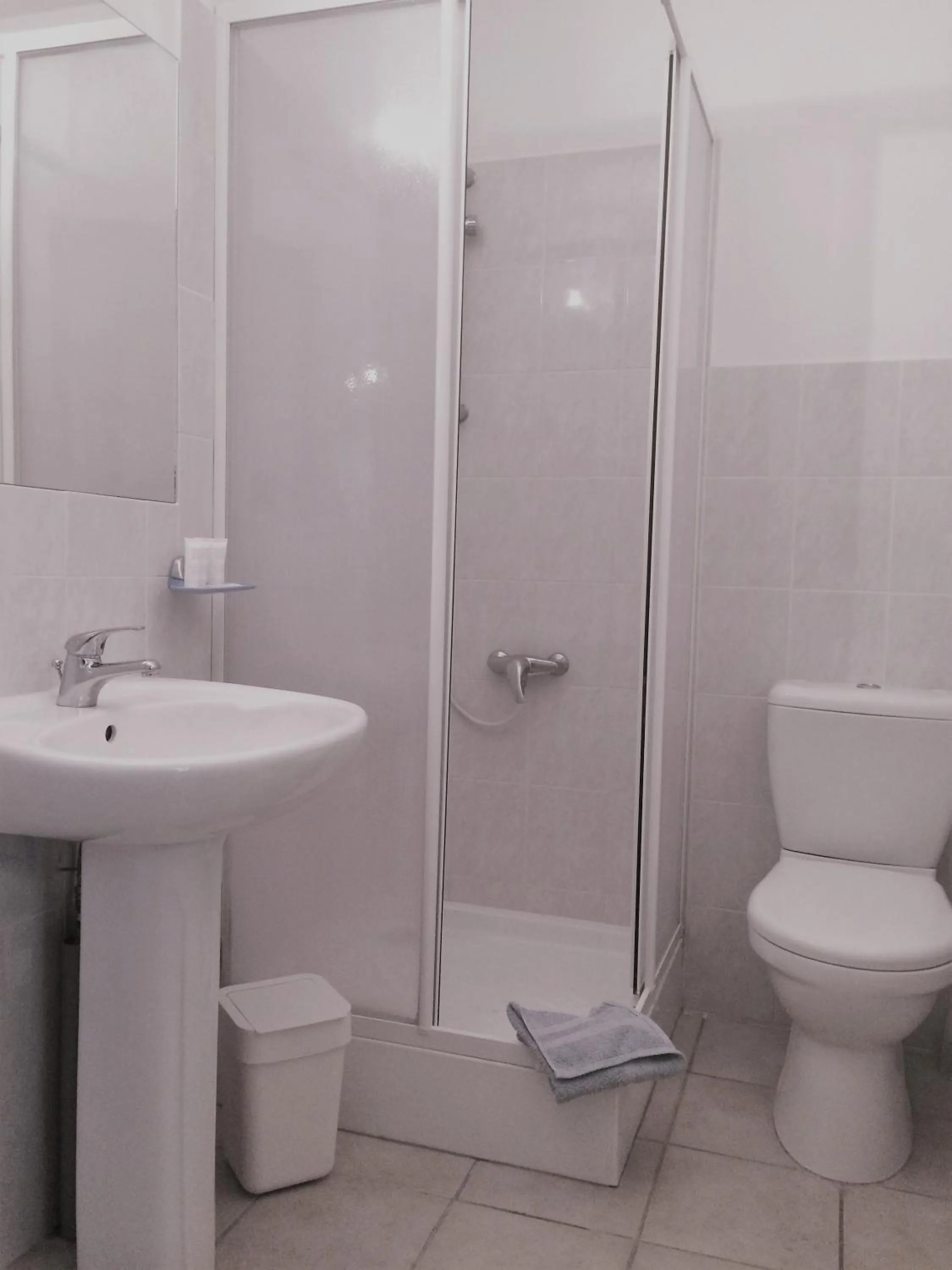 Bathroom in Les Arbousiers Village Hôtel Provençal