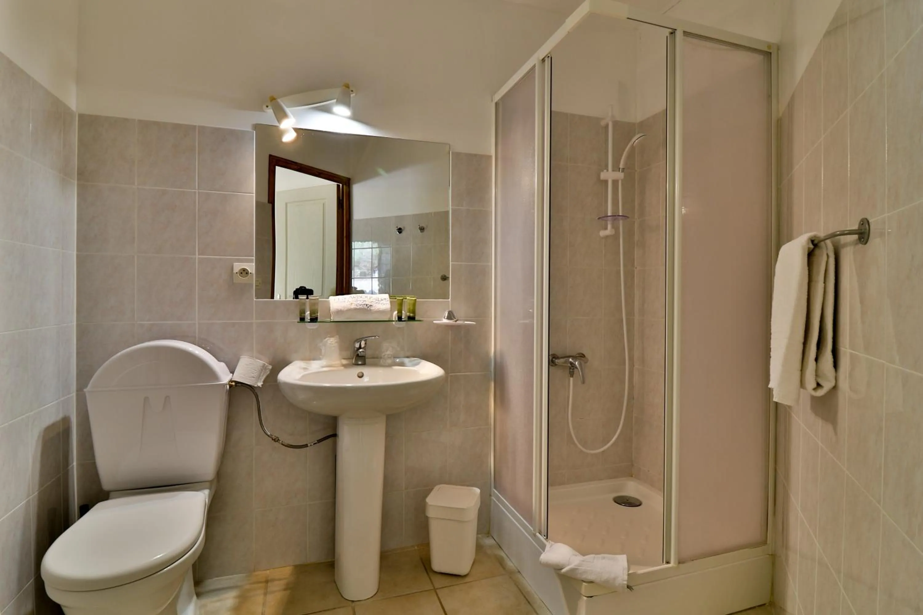Bathroom in Les Arbousiers Village Hôtel Provençal
