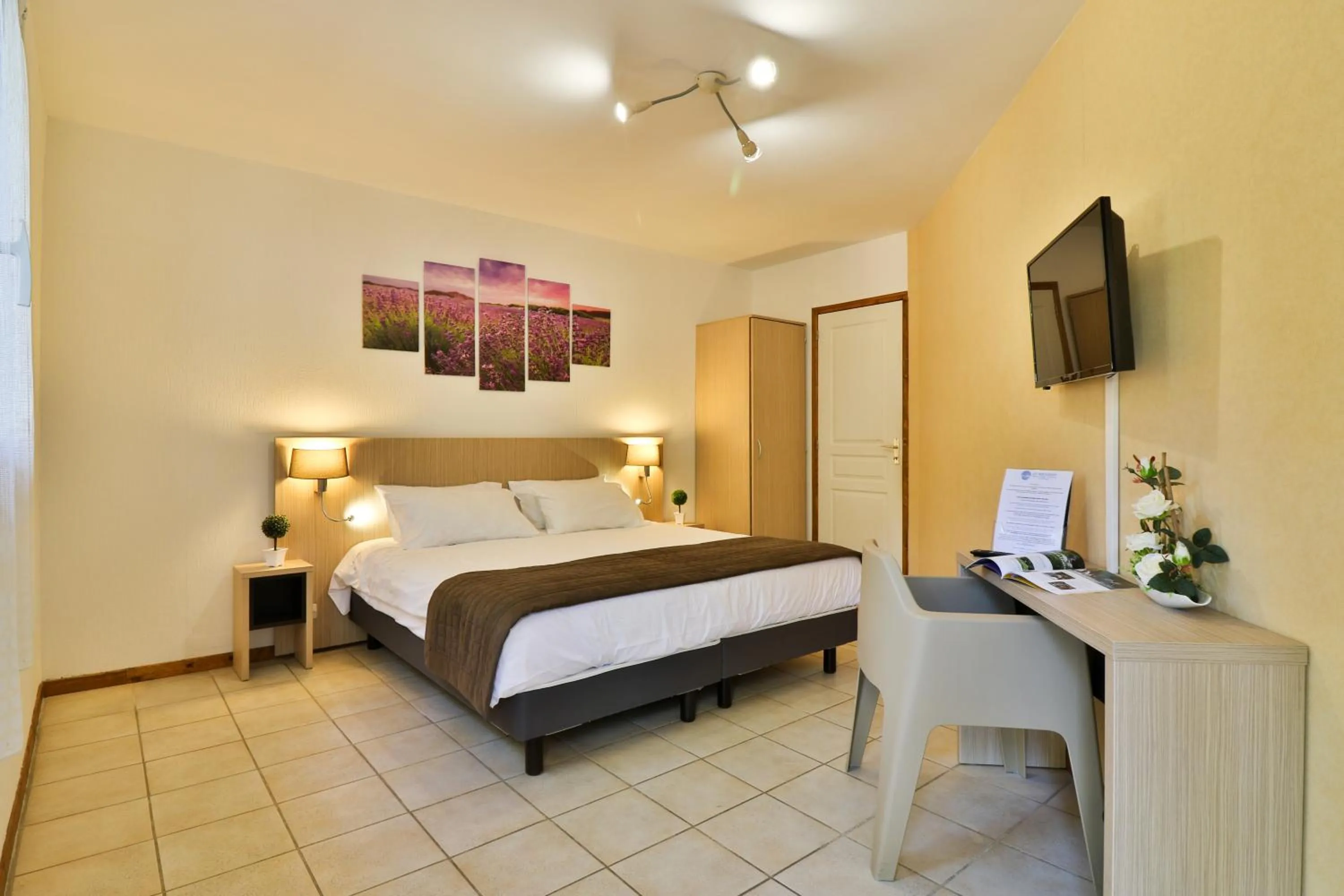 Bed in Les Arbousiers Village Hôtel Provençal