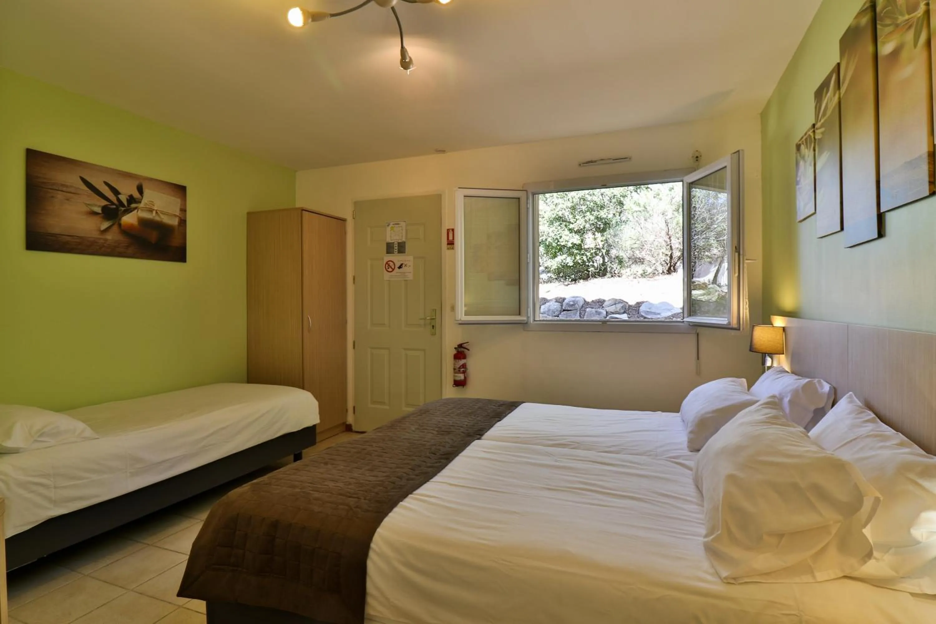 Photo of the whole room, Bed in Les Arbousiers Village Hôtel Provençal