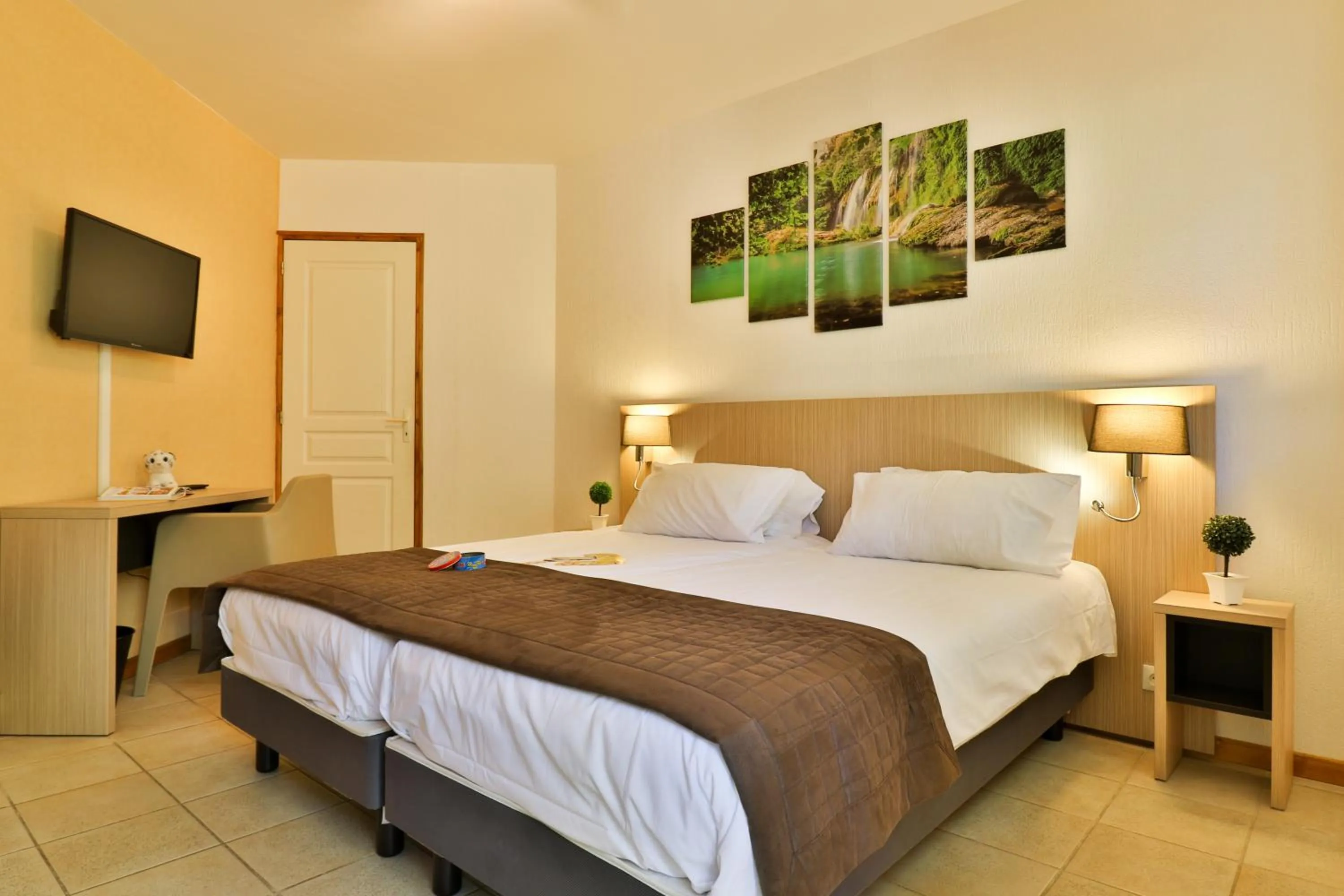 Photo of the whole room, Bed in Les Arbousiers Village Hôtel Provençal