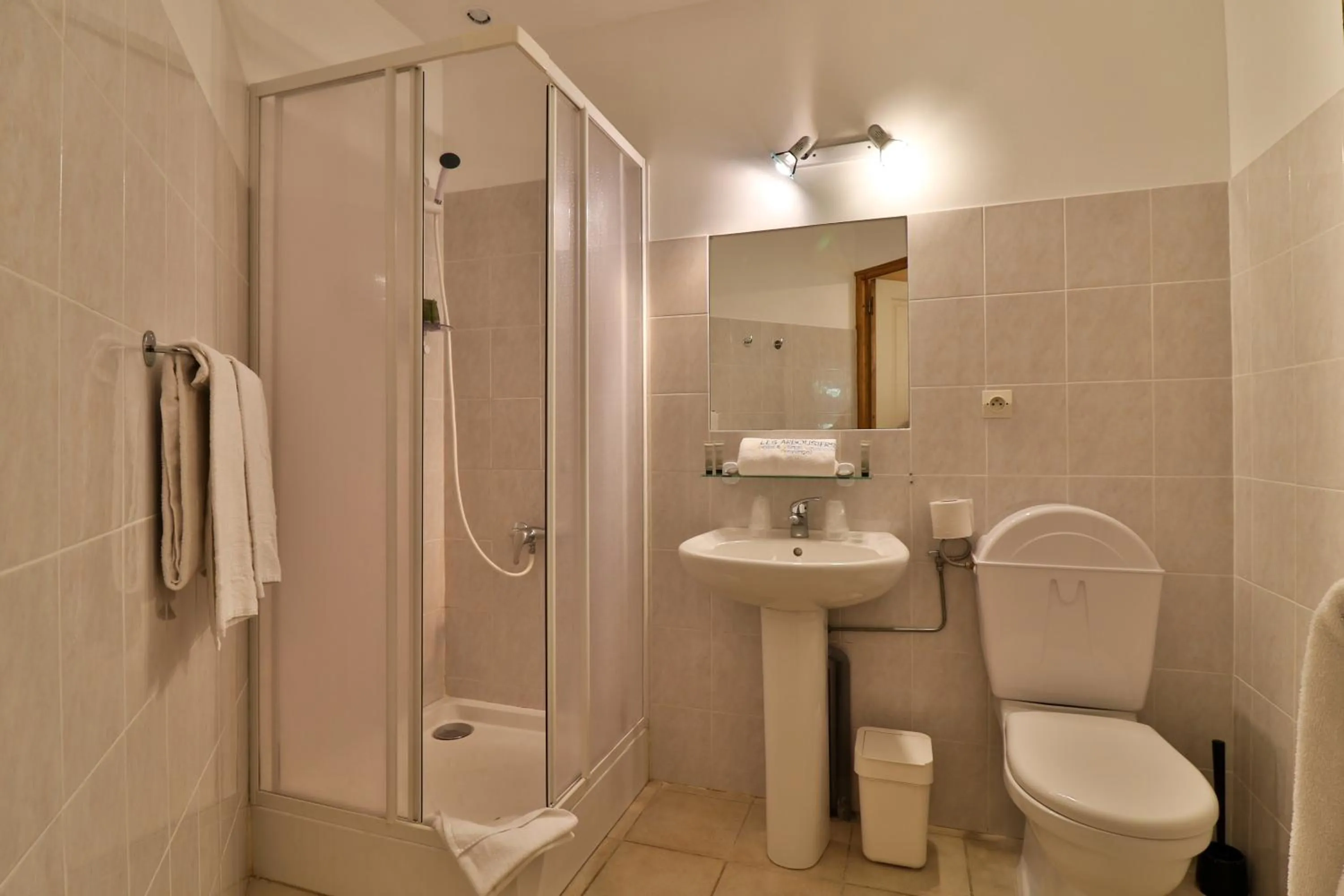 Bathroom in Les Arbousiers Village Hôtel Provençal