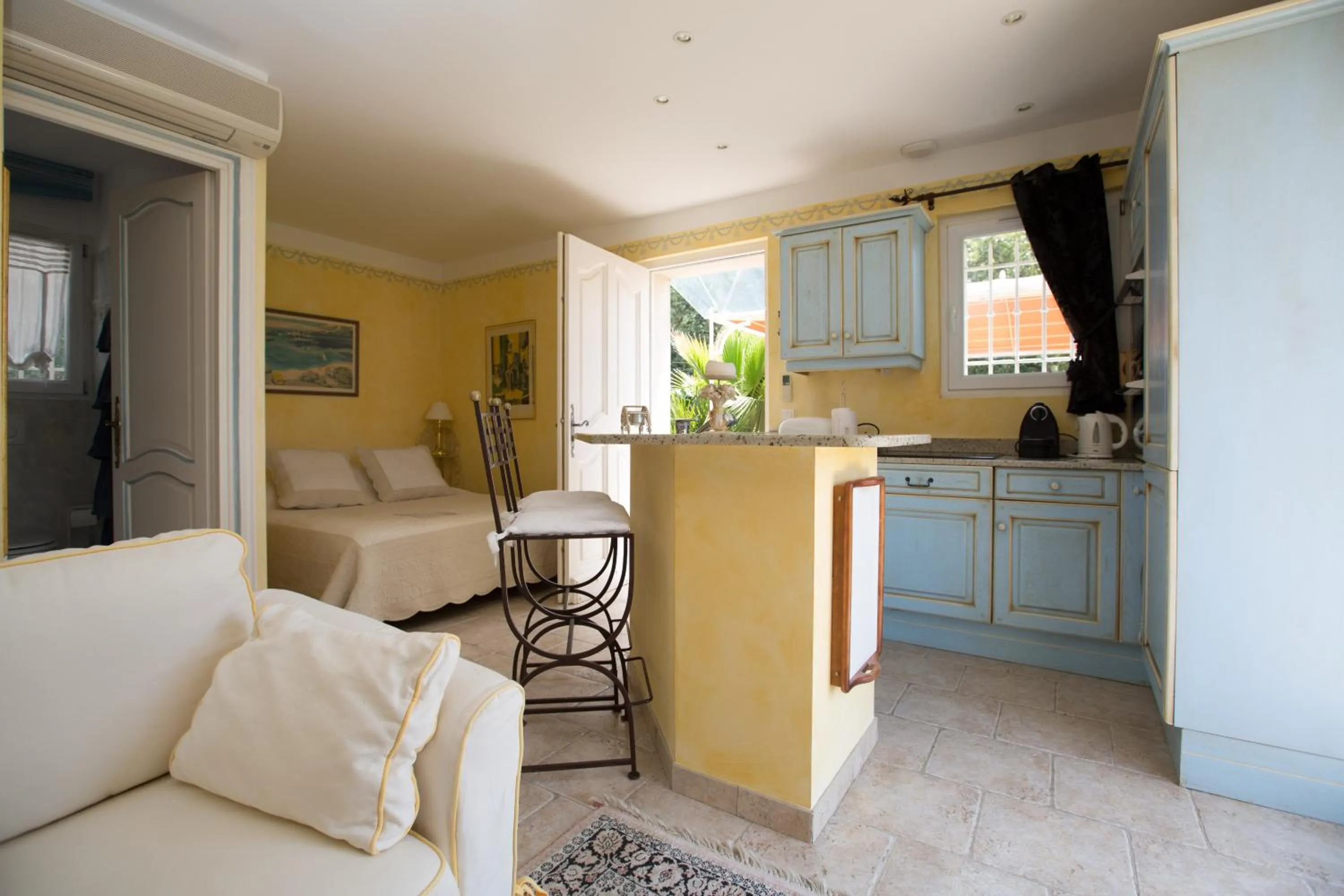 Photo of the whole room in La Tarentane