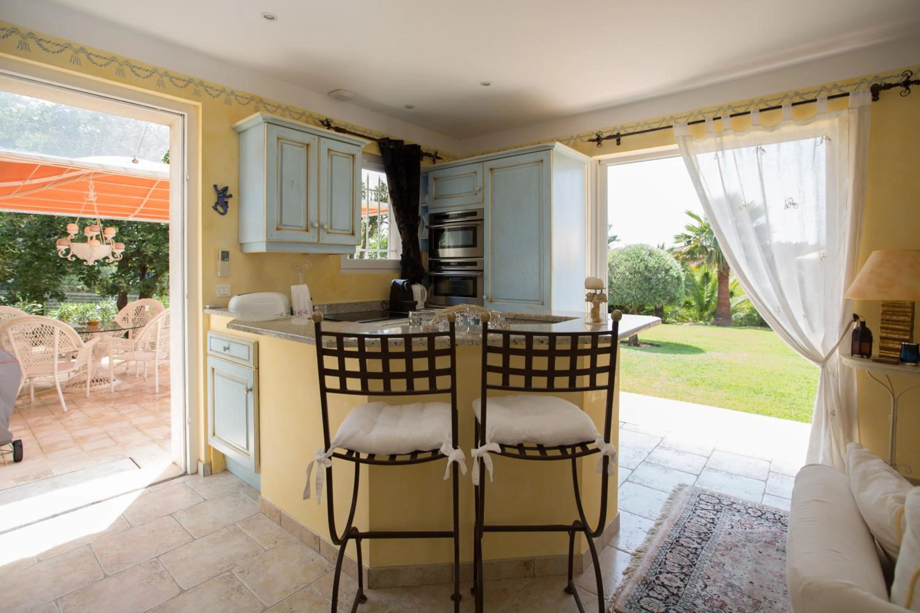 Photo of the whole room in La Tarentane