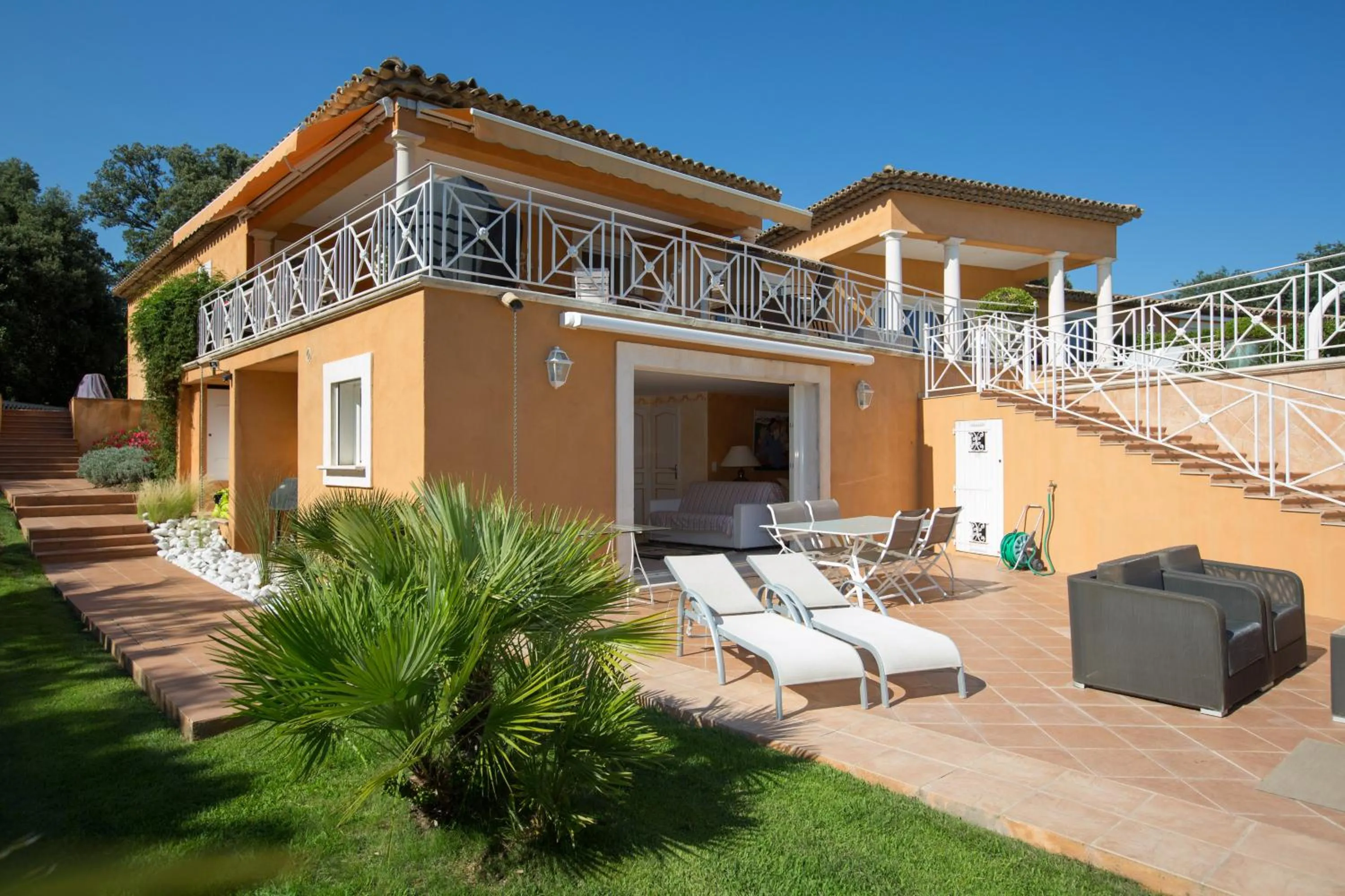 Patio in La Tarentane