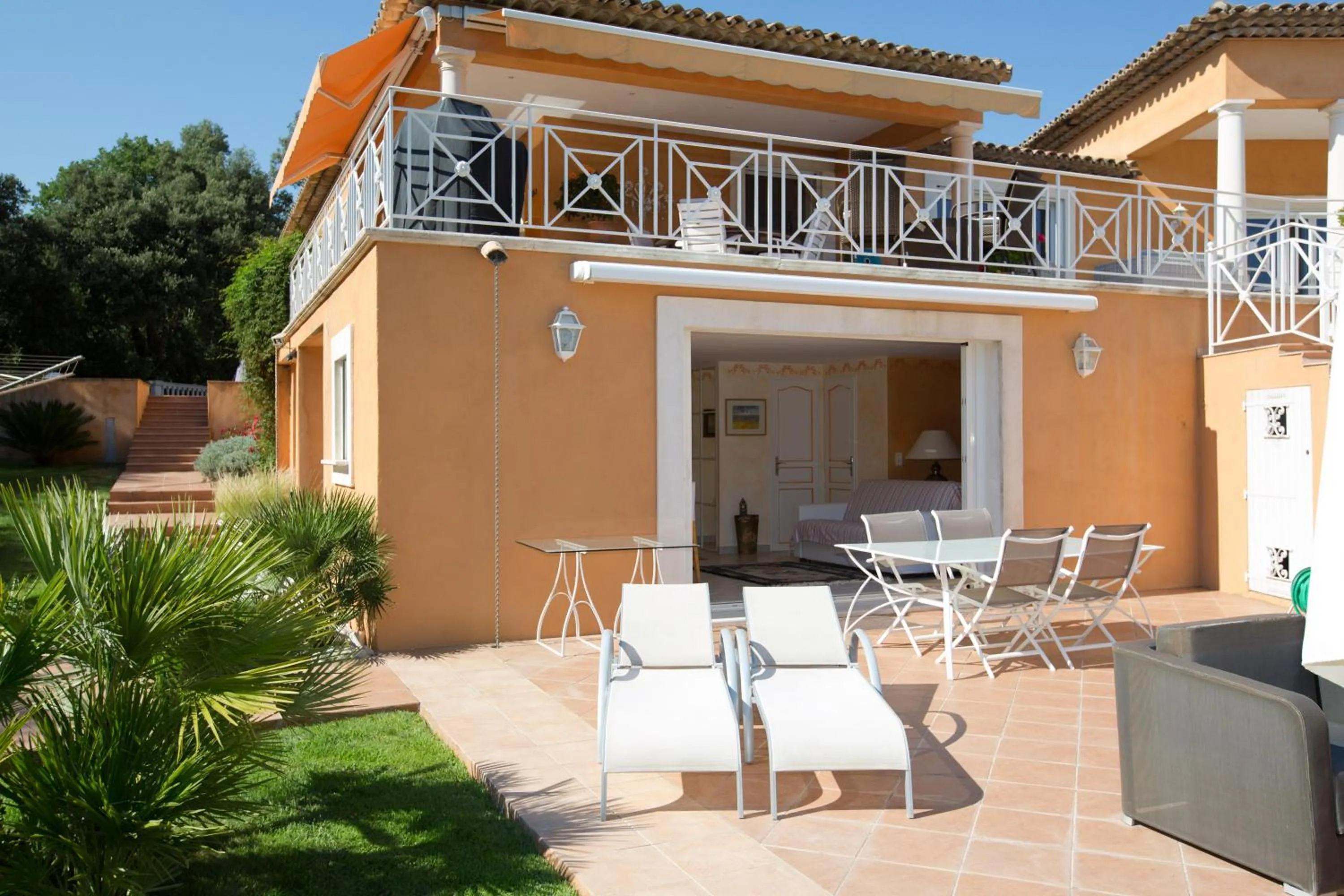 Patio in La Tarentane