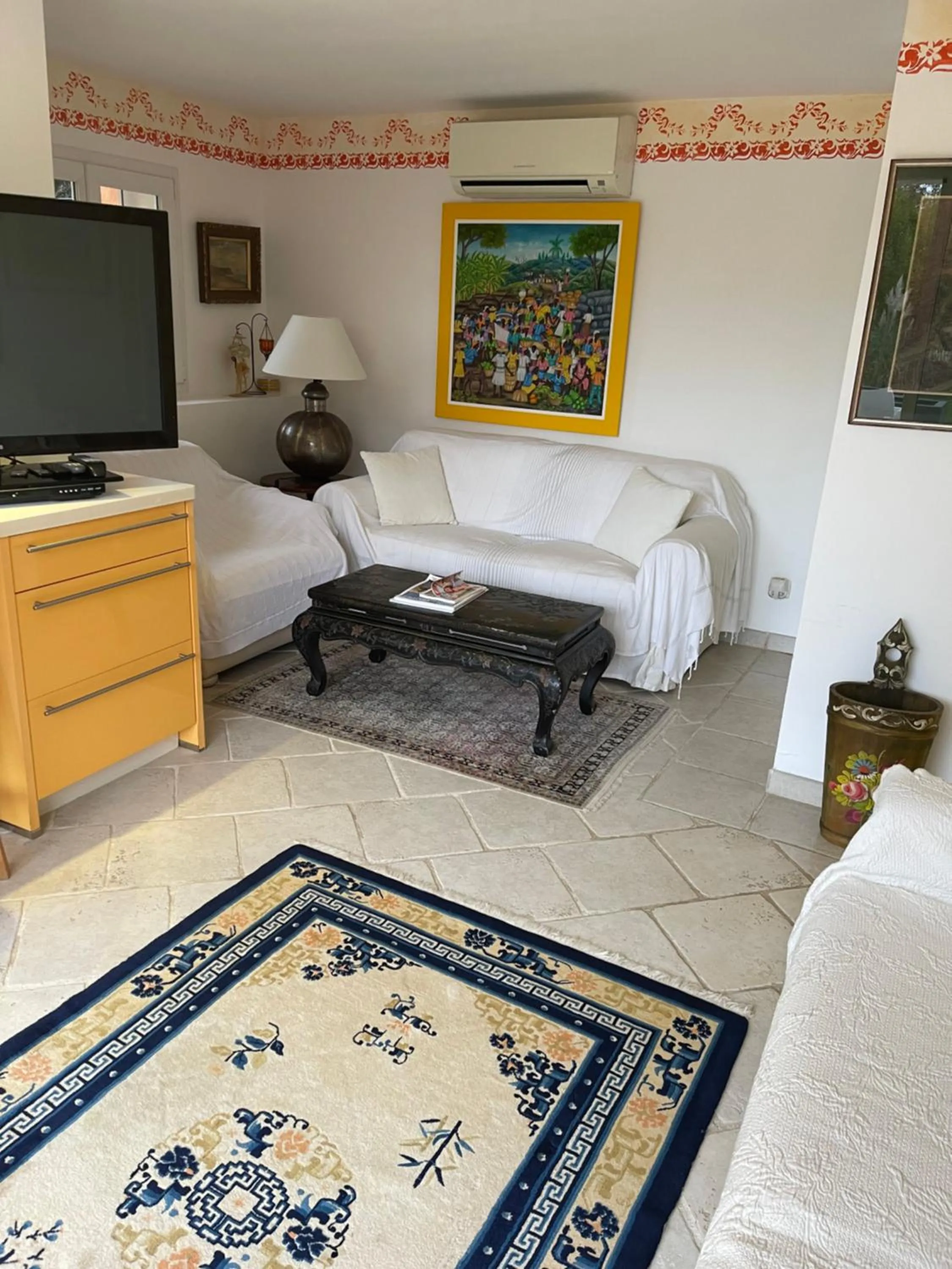 Living room, Bed in La Tarentane