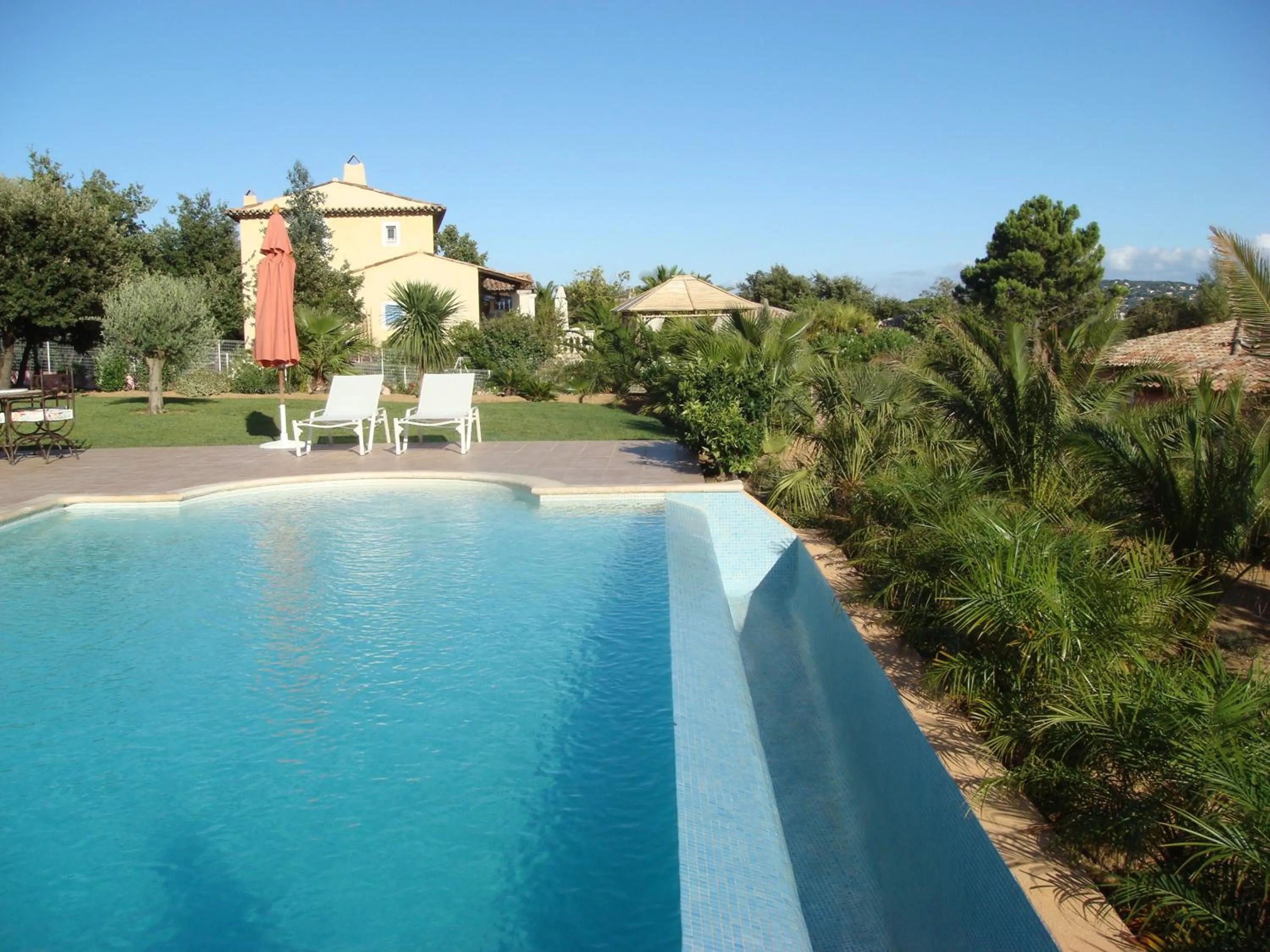 Pool view in La Tarentane